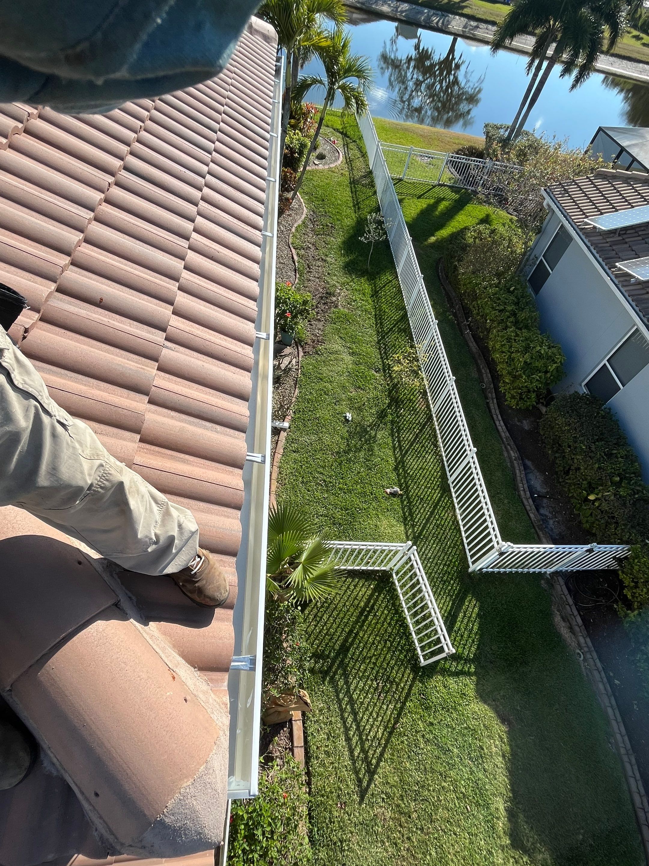 6 Inch Seamless Gutters using White Seamless Gutters in Sarasota FL by Gutter Professors
