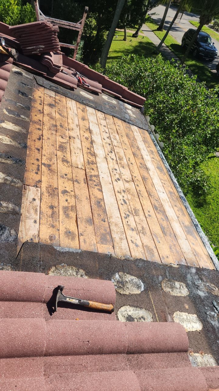 Tile Roof Repair in Hollywood ā Precision, Professionalism, and Quality Work by Aastro Roofing