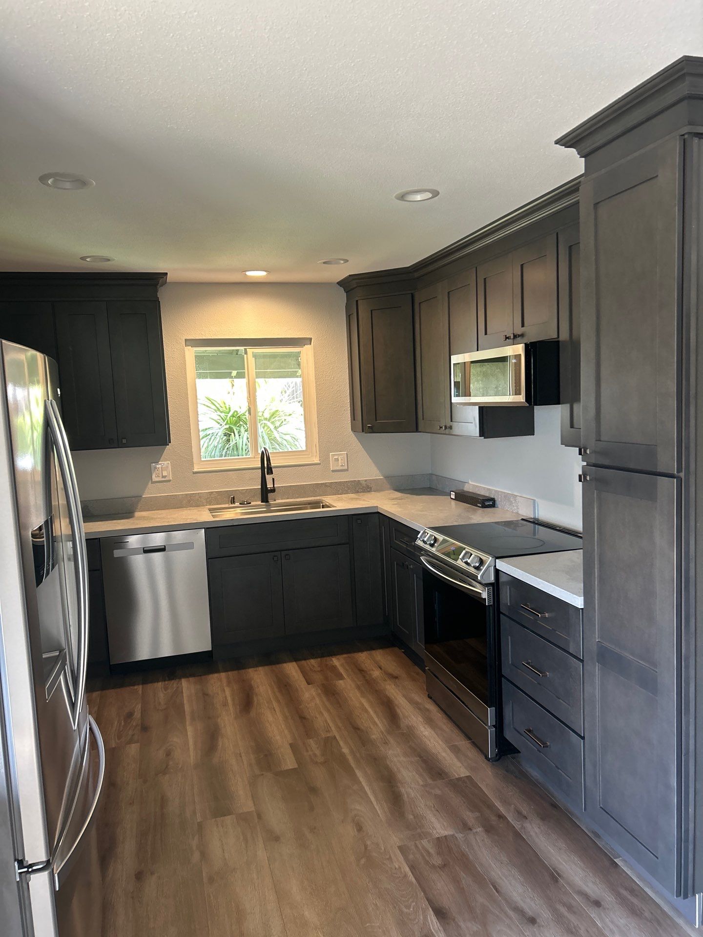 Modern Kitchen Remodel by H4H Remodeling and Repairs Inc.