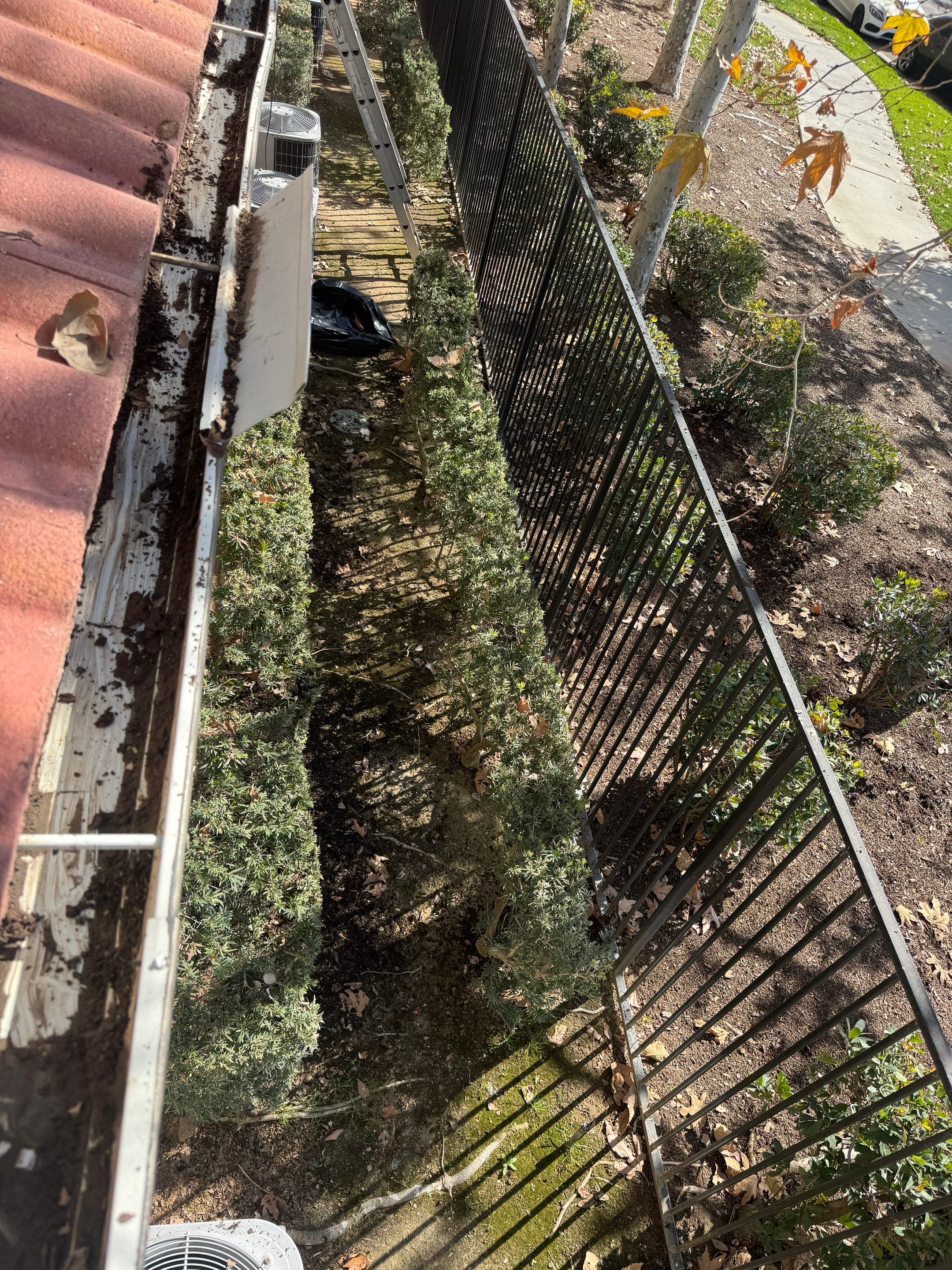 Commercial gutter cleaning Georgia after photo with clean gutters