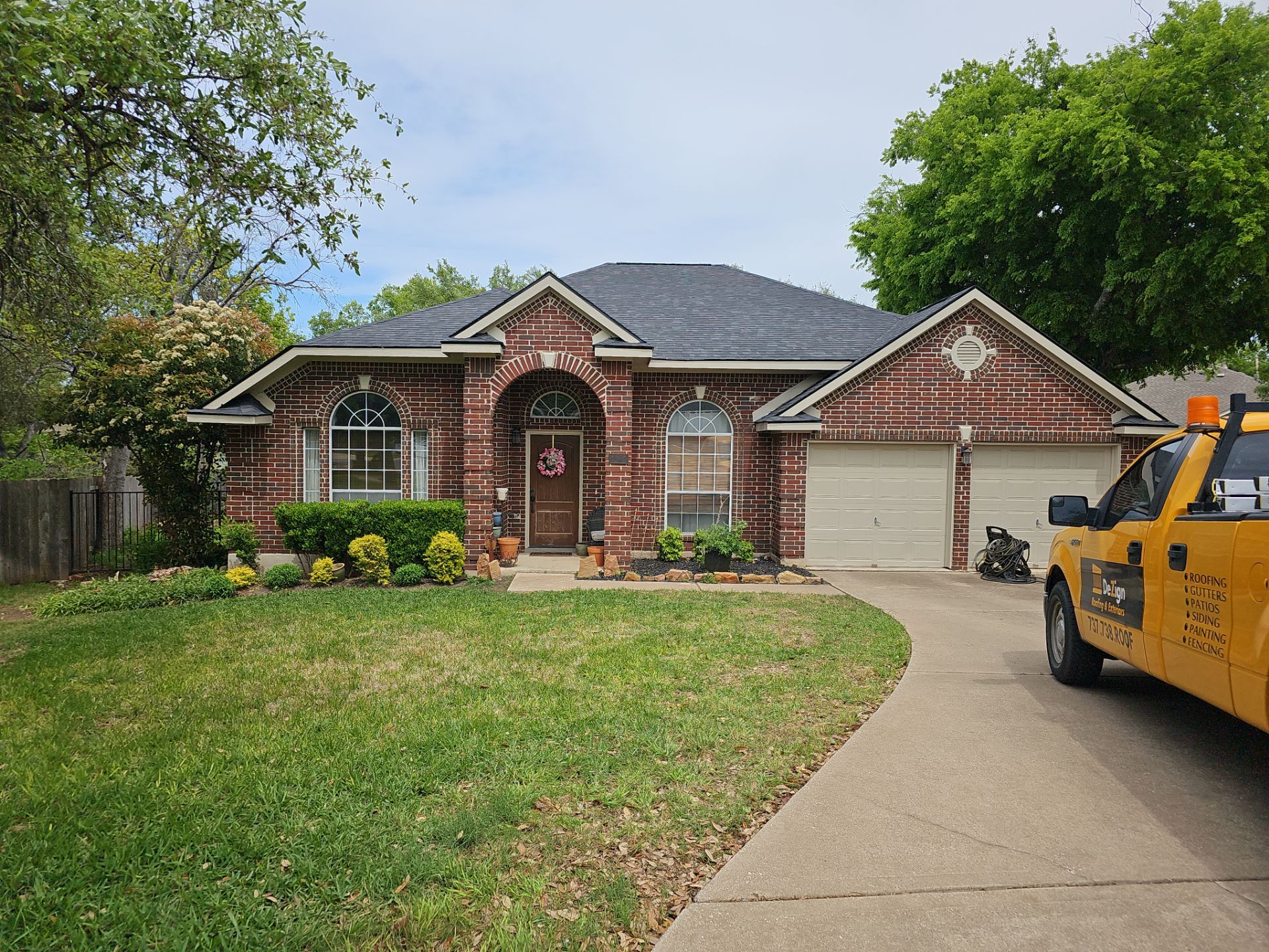 Residential Roof Installation Owens Corning Oakridge Onyx Black by DeZign Roofing & Exteriors