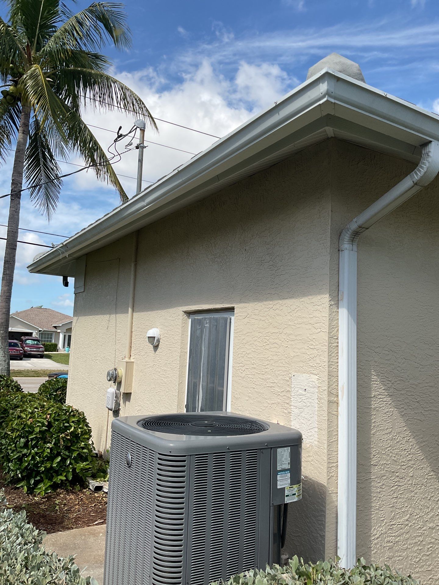 Seamless Gutters using Splash Guard in Cape Coral FL by Gutter Professors