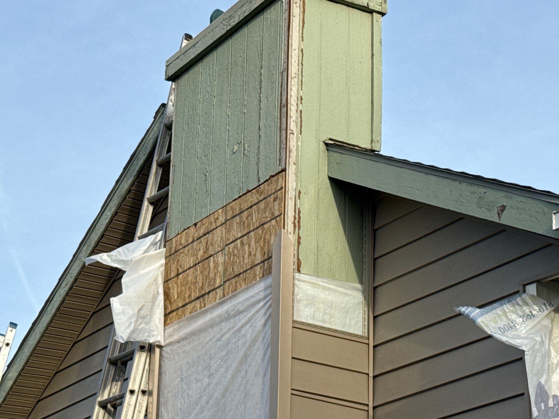 Kansas City Horizontal Vinyl Siding Installation for Split-Level Residence by EEC Windows, Siding & Roofing