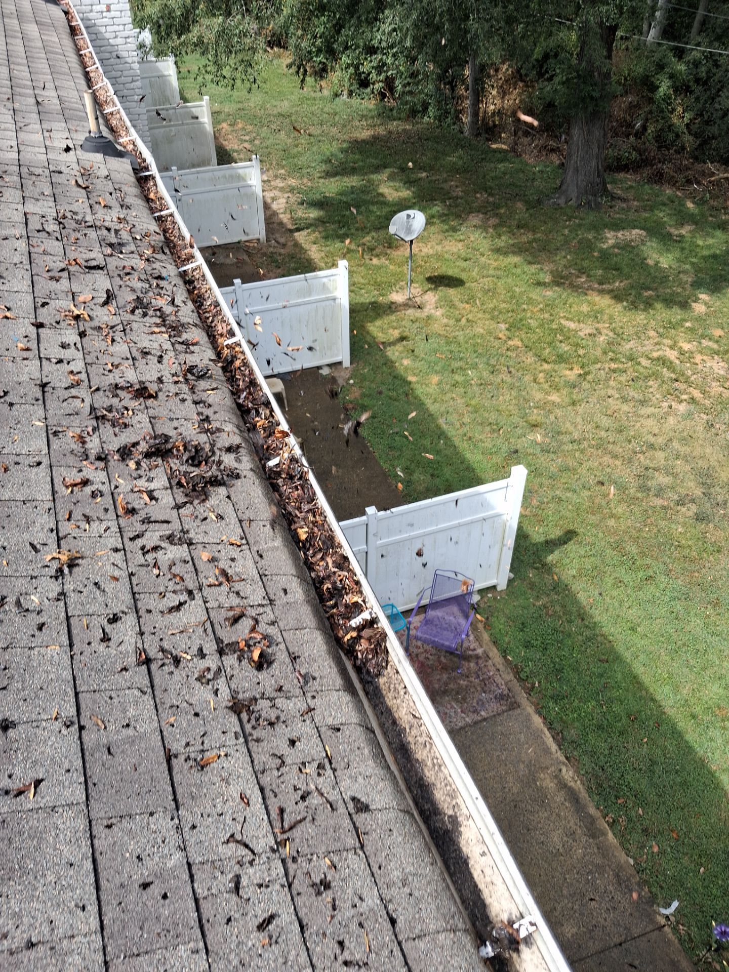 Commercial gutter cleaning Chattanooga, TN before photo with filled gutters