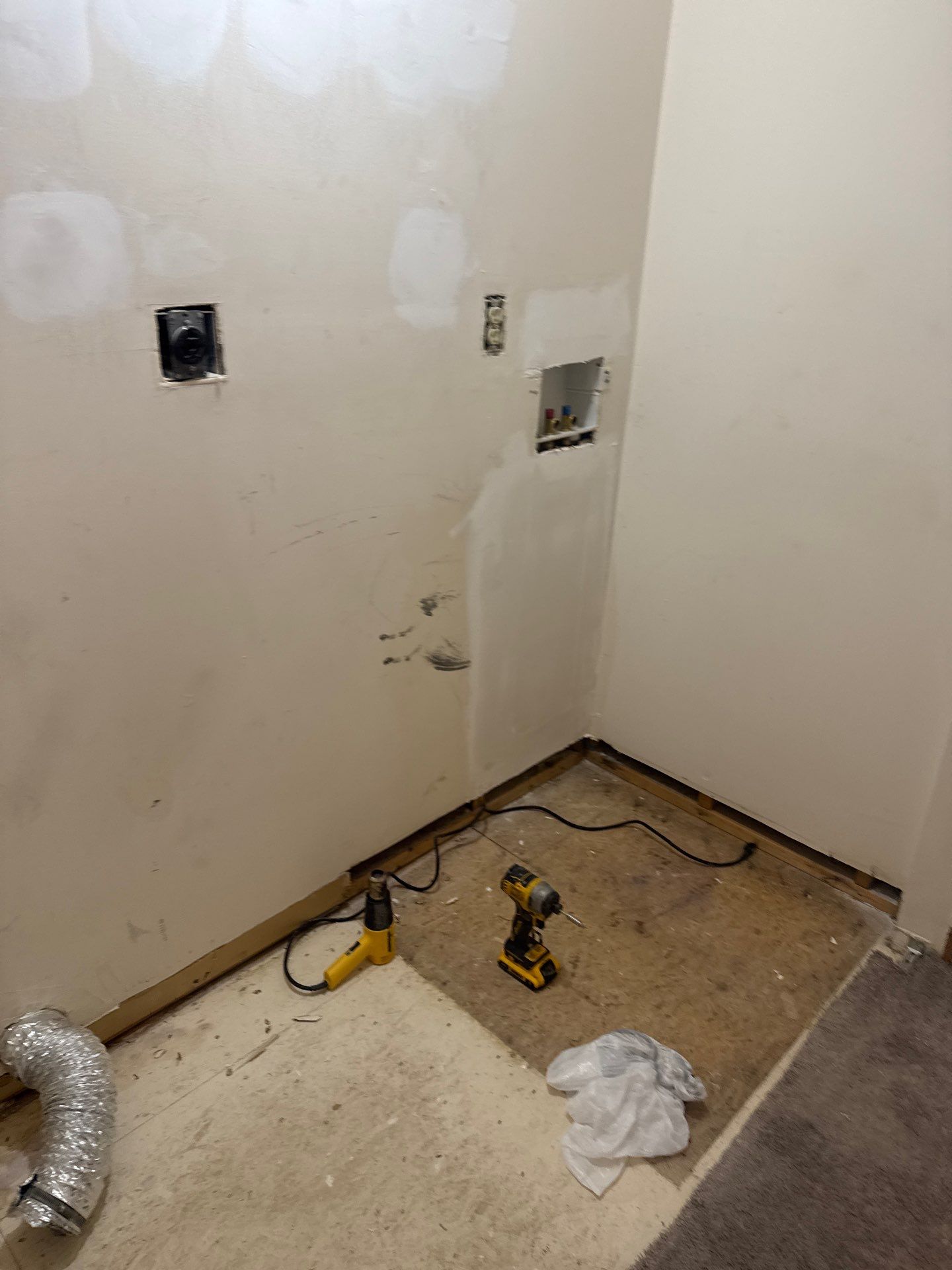 LAUNDRY AND HALLWAY REMODELING using Sherwin Williams  by La Bendicion Contruction Llc