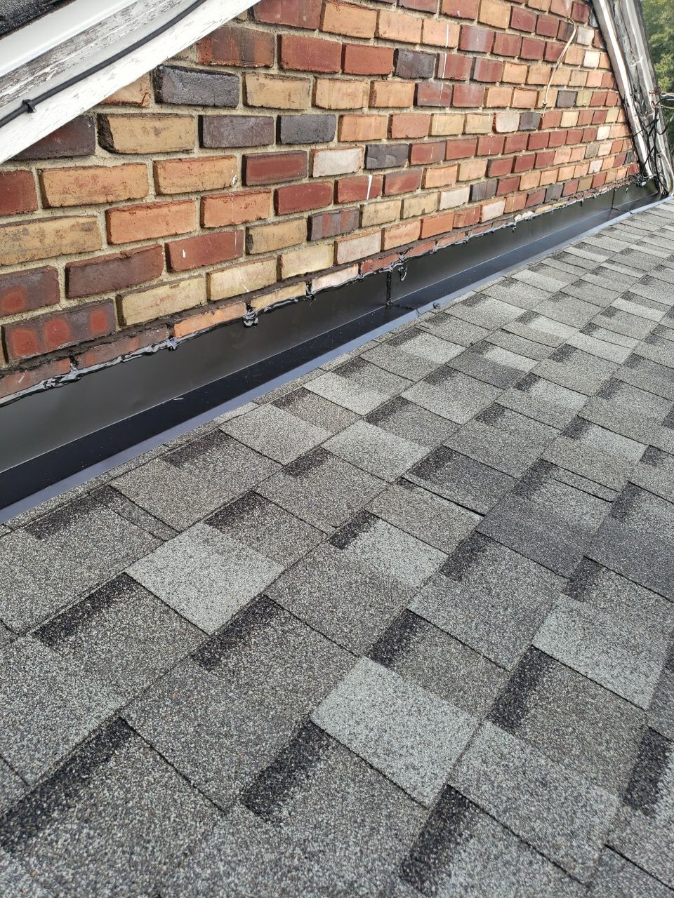 Brand: Atlas Pinnacle Color: Pristine Scotchgard Coastal Granite Drip: White by Eagle Eye Roofing