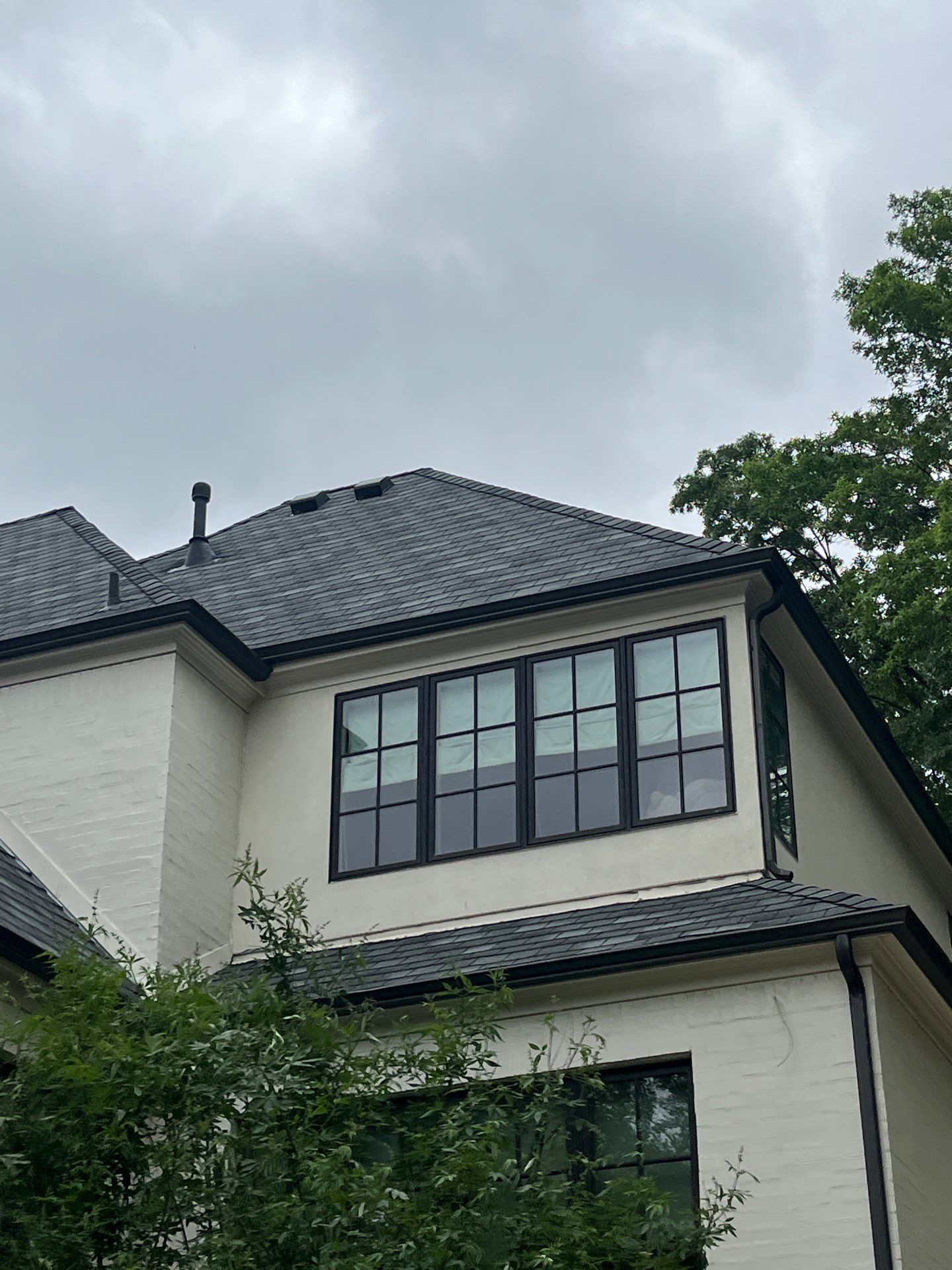 White brick with GAF Slateline English Grey by Tejas Roofworks + Restoration