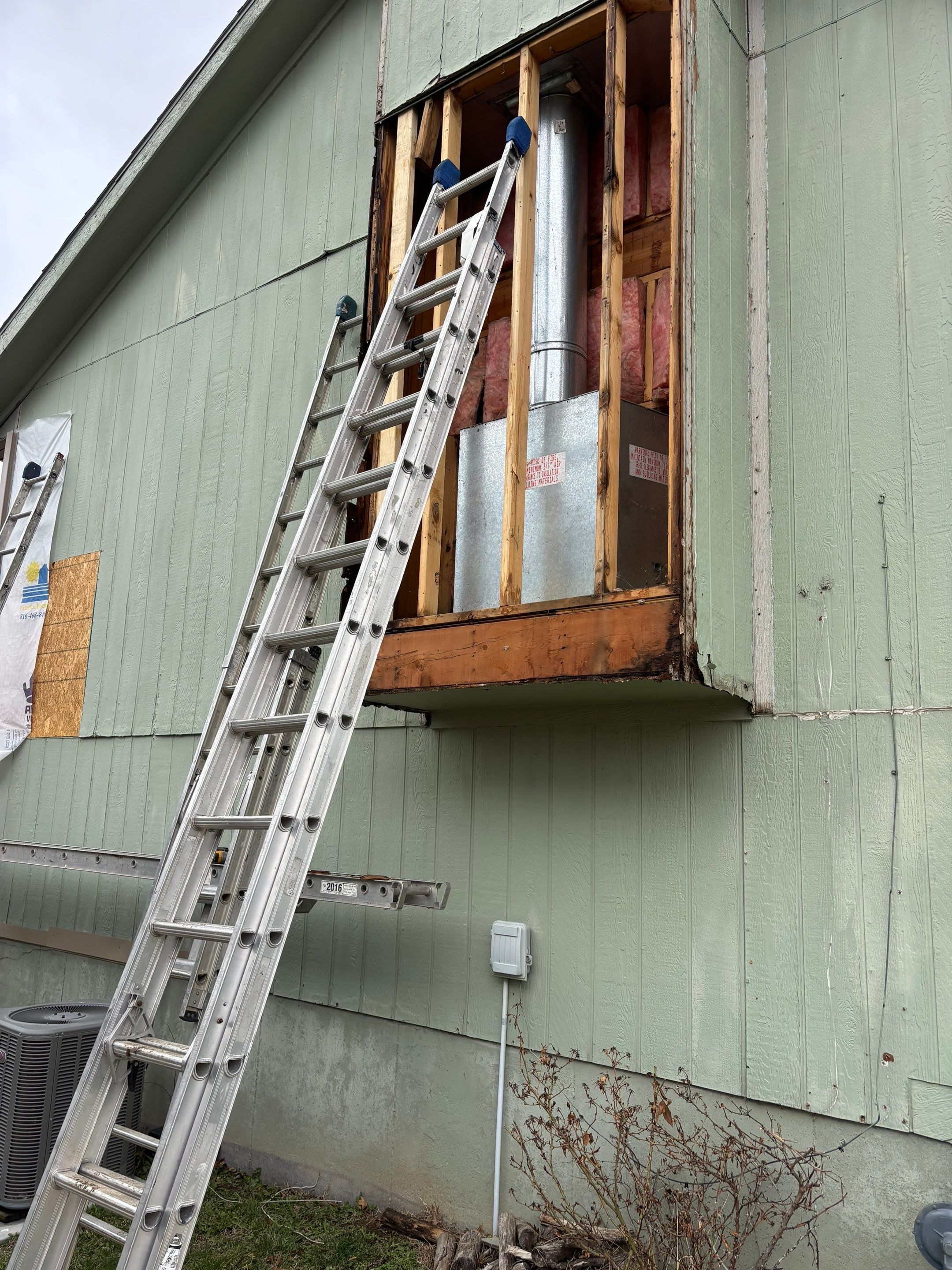 Kansas City Horizontal Vinyl Siding Installation for Split-Level Residence by EEC Windows, Siding & Roofing