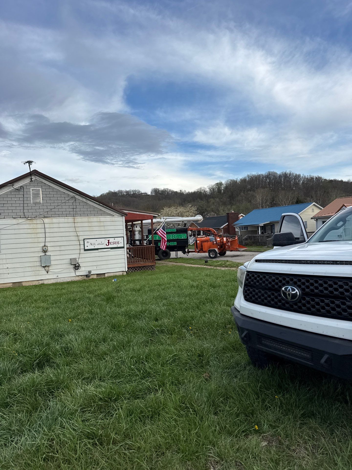Project in Nitro, WV 	Rotator Crane Lifts Tree Off House | Nitro WV 	•	One Wrong Move Job | Rotator Crane Tree Removal 	•	Heavy Rescue Tree Job | Nitro WV 	•	Extreme Tree Removal Over Home | Nitro WV by Jones Empire LLC