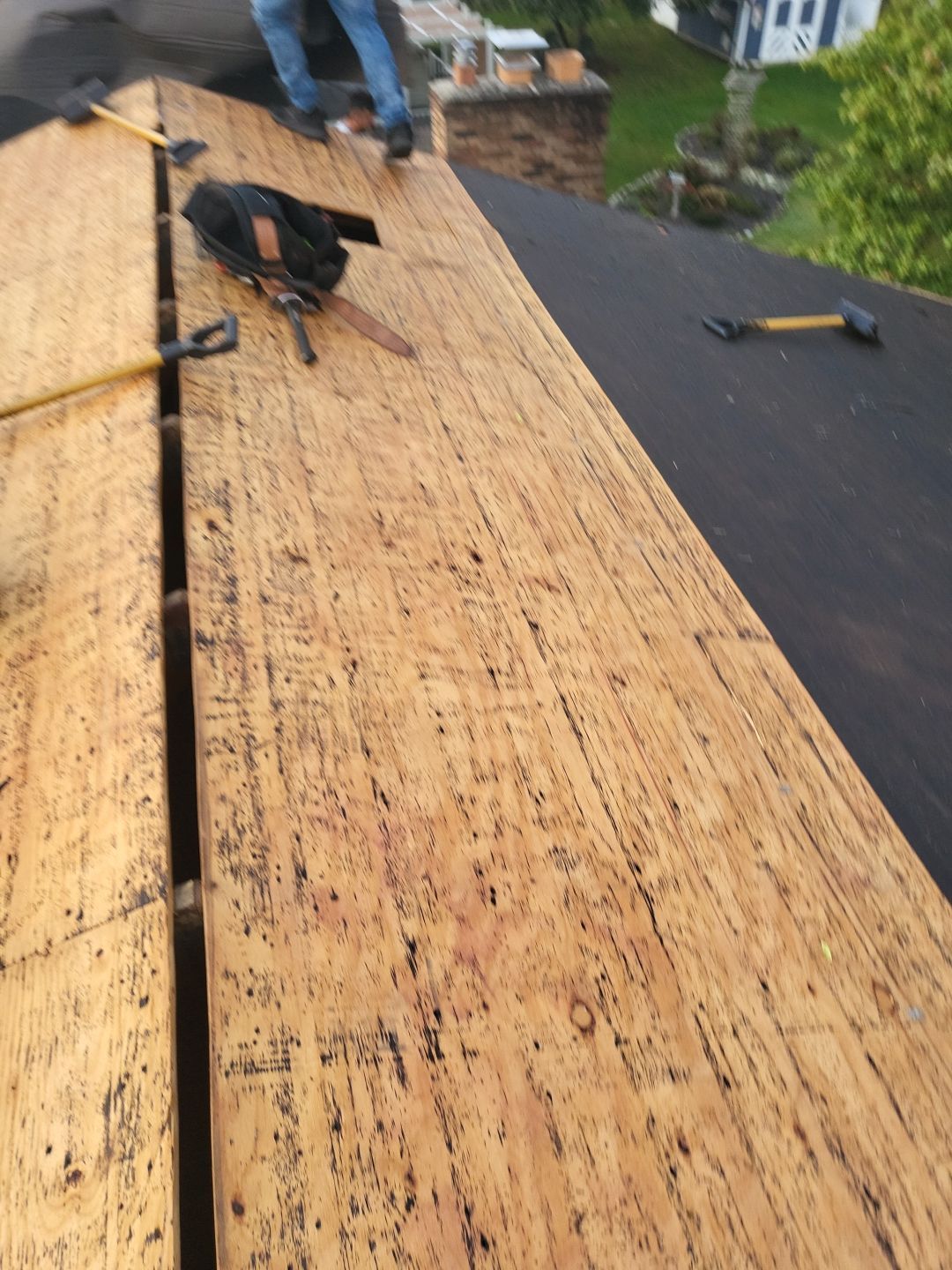 ATLAS PINNACLE COLOR: HEARTHSTONE, DRIP EDGE: BLACK by Eagle Eye Roofing