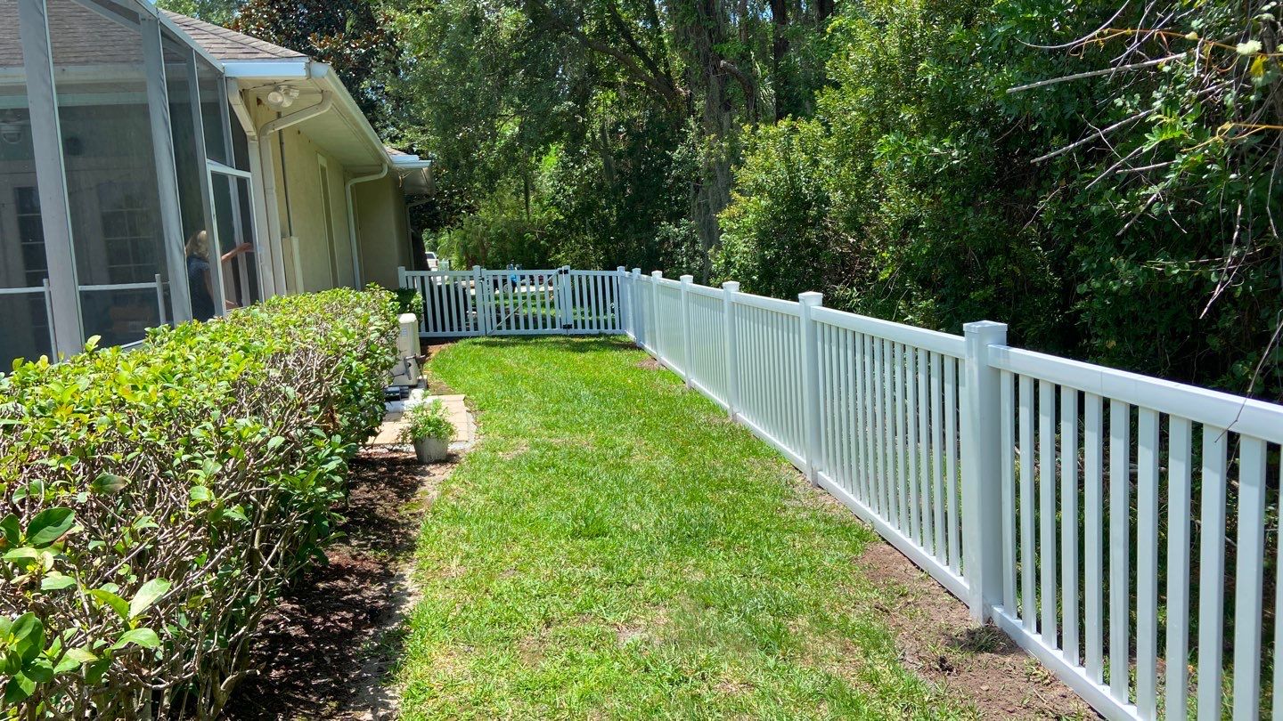 Bradenton, FL Vinyl Picket Fence Installation using White Vinyl Picket Fence by Asap fence and gates, LLC