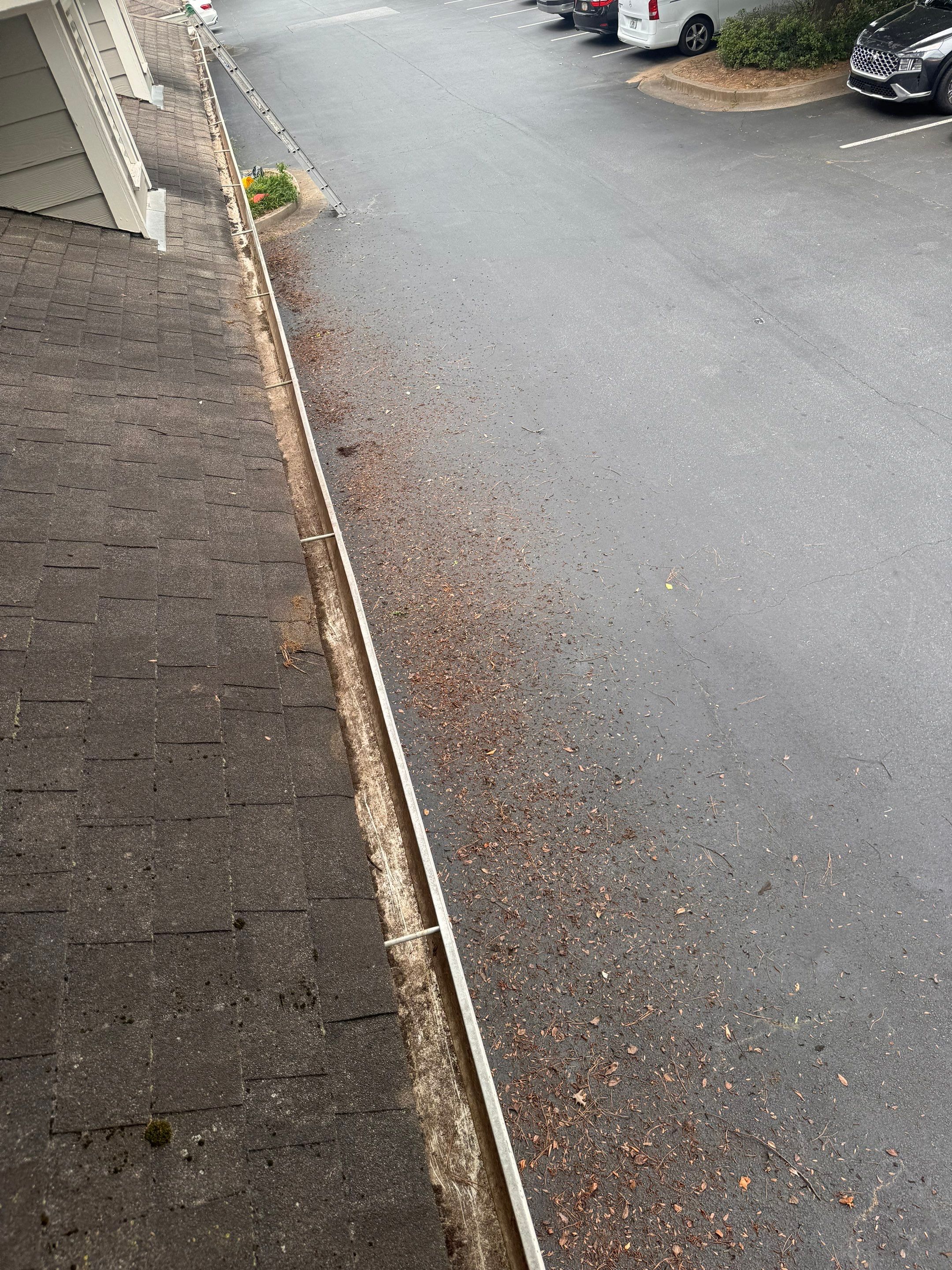 HOA gutter cleaning after photo.