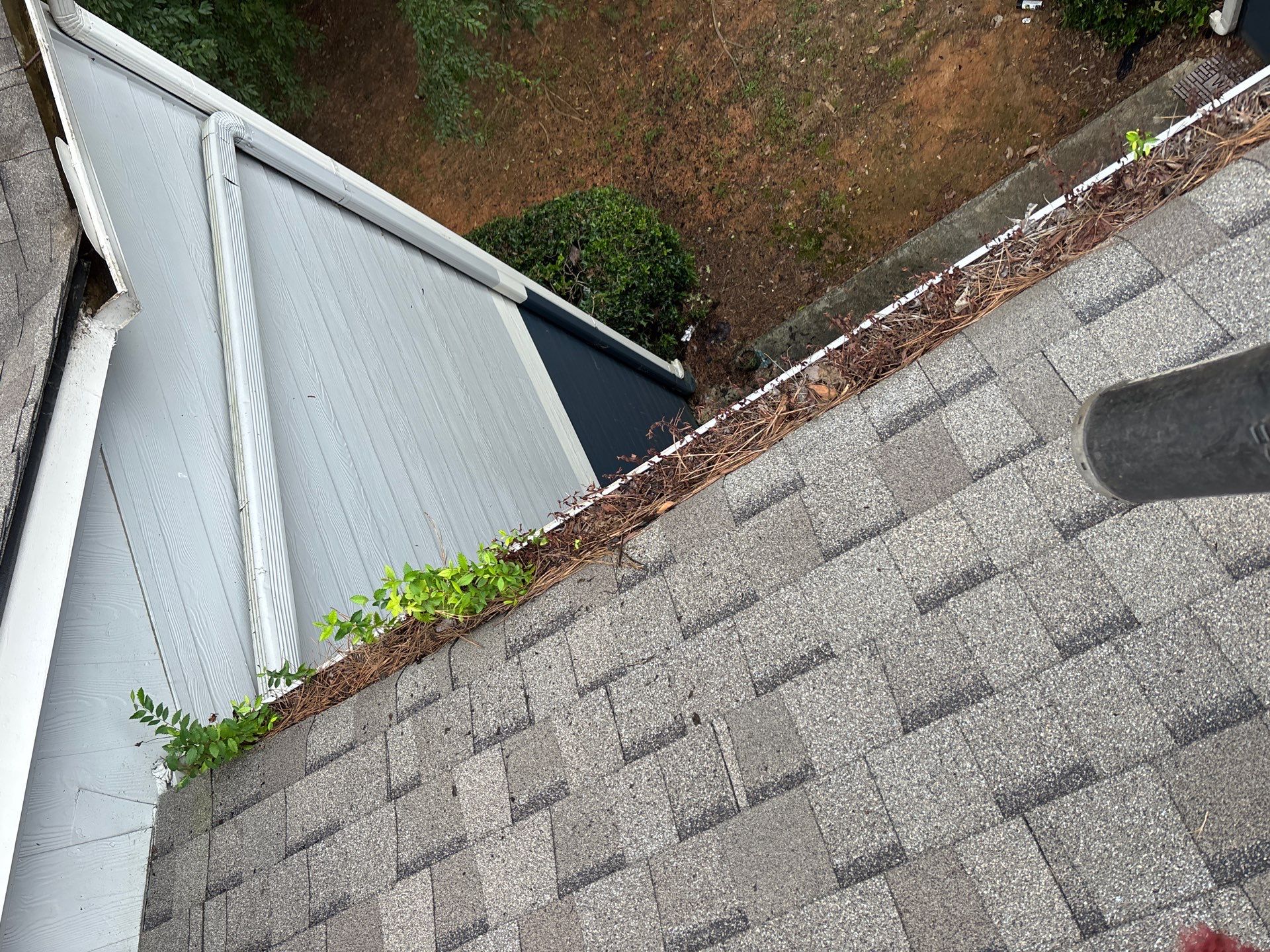 Commercial gutter cleaning Georgia before photo.