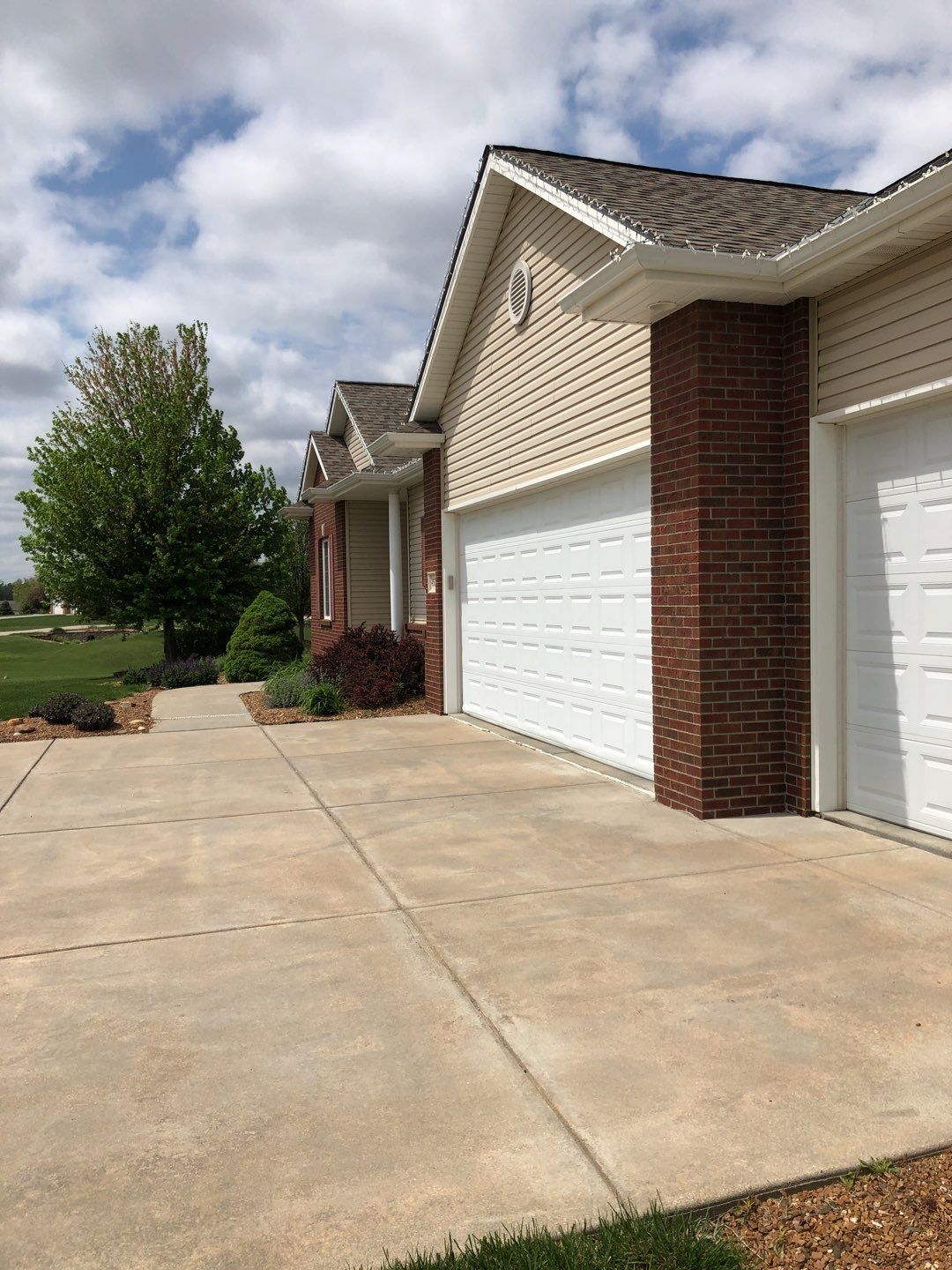 Residential Re-Roof using Landmark Shingles by White Castle Roofing