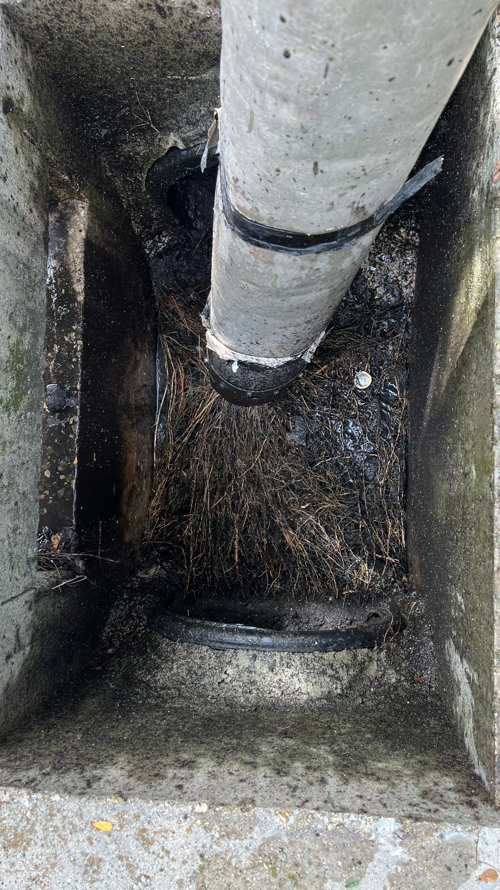 Naples Community Entry Road Stormwater System Cleaning by APS Power & Water