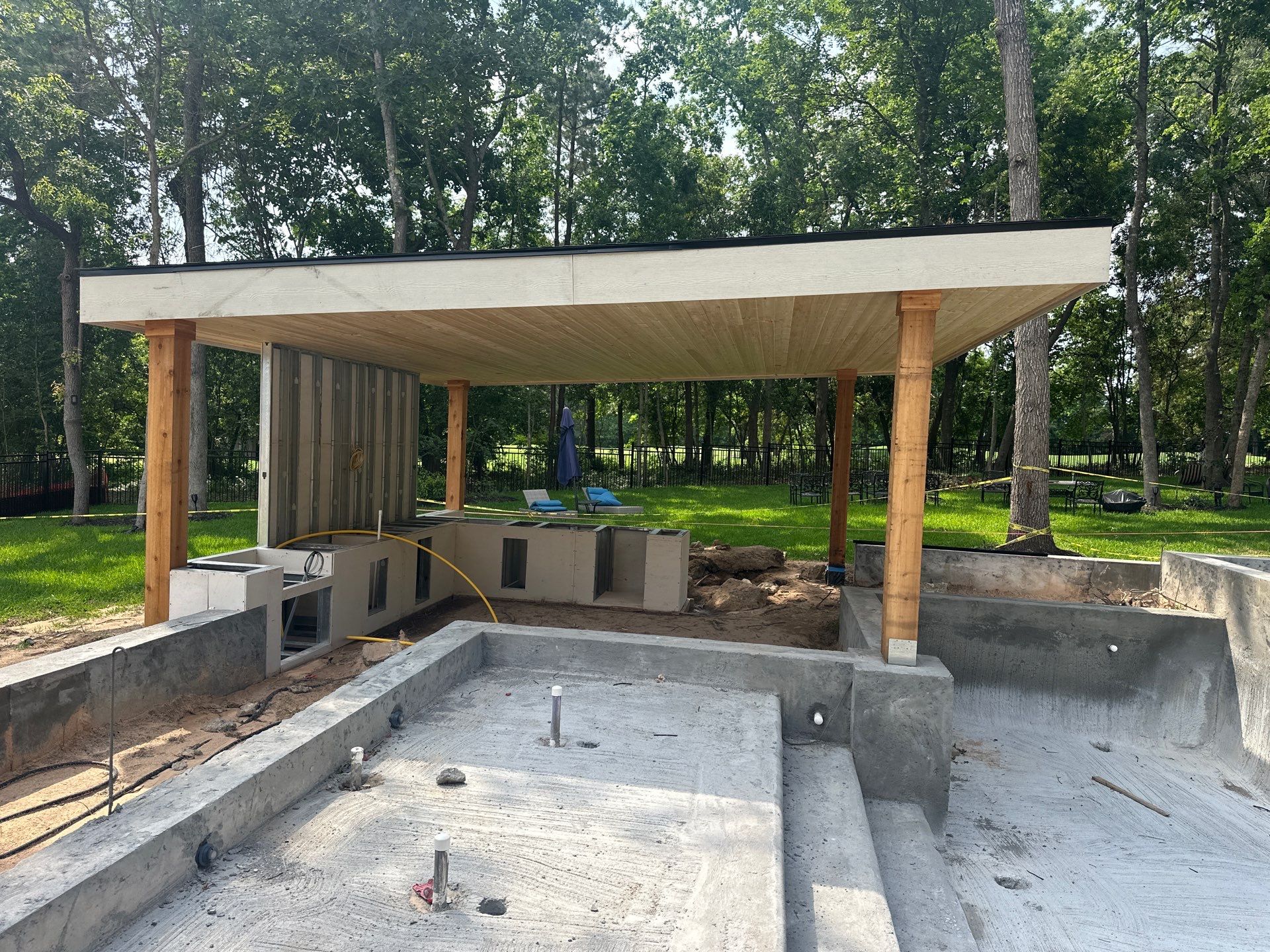 Modern Patio Cover and Kitchen in Montgomery by SophAlx LLC