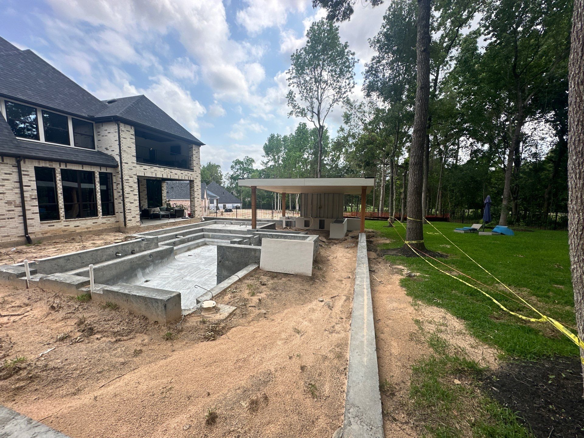 Modern Patio Cover and Kitchen in Montgomery by SophAlx LLC