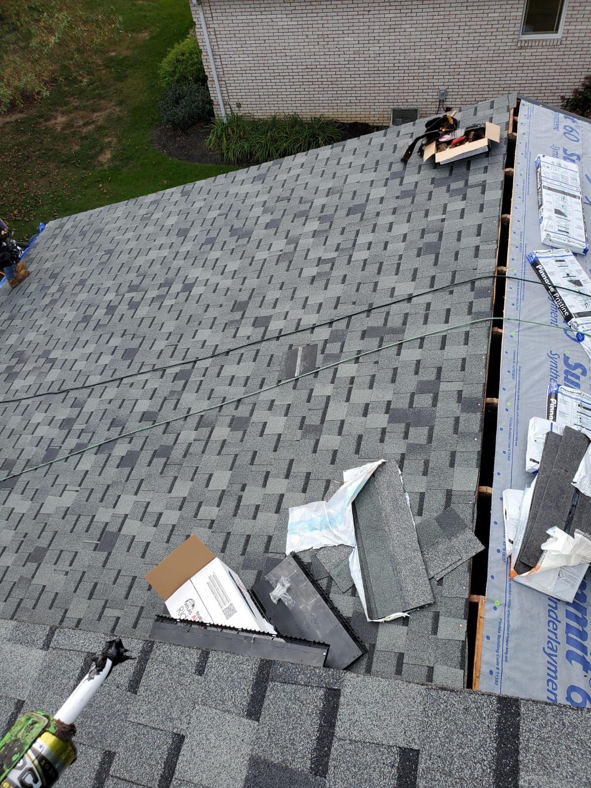 ATLAS PINNACLE COLOR: HEARTHSTONE, DRIP EDGE: BLACK by Eagle Eye Roofing