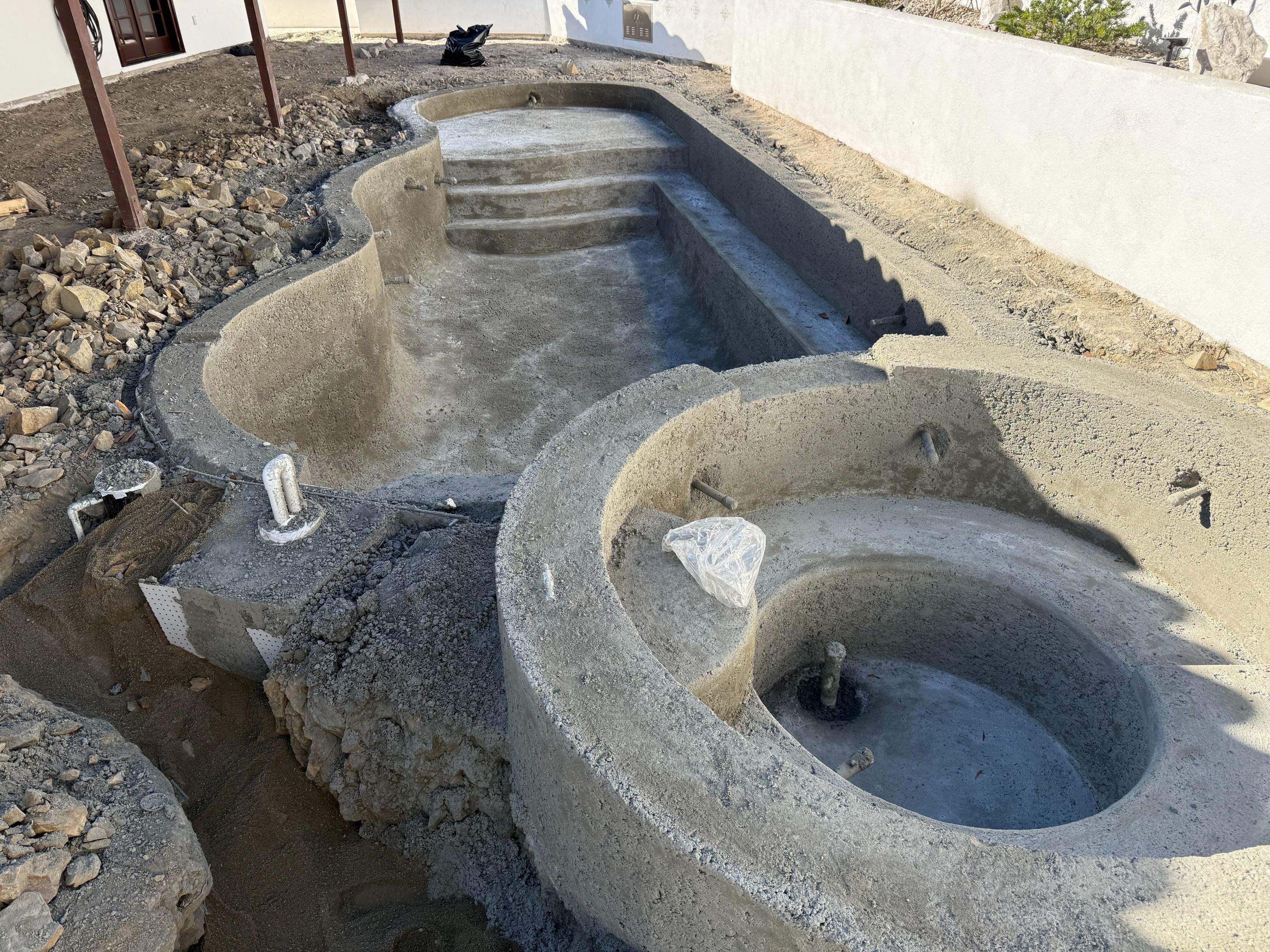 Pool and spa freeform travertine coping by Premier Pools and Spas Temecula