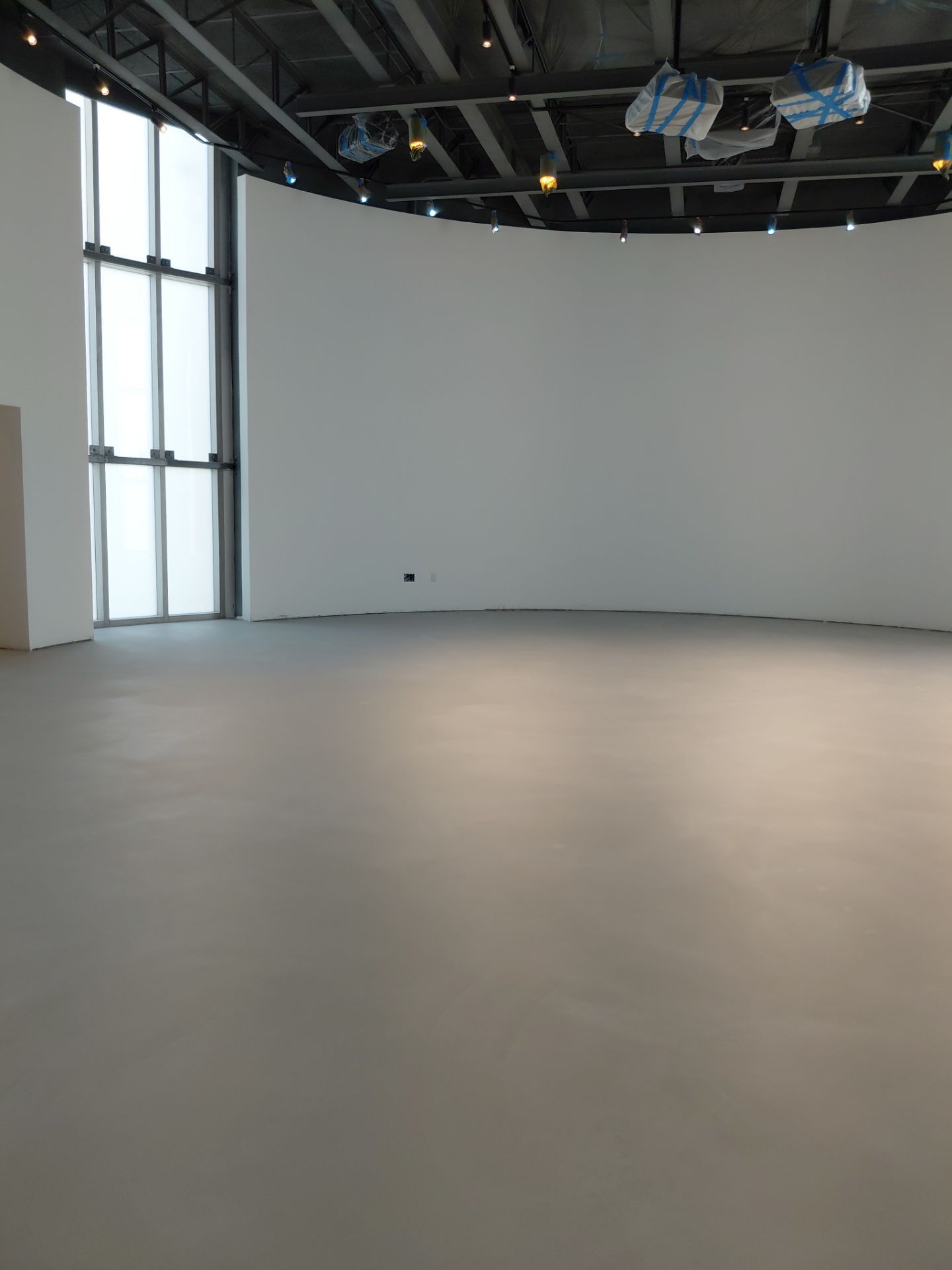 Rotonda at Collins Avenue by Seamless Surfaces