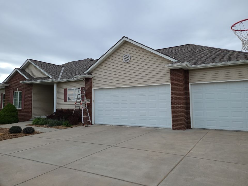 Residential Re-Roof using Landmark Shingles by White Castle Roofing