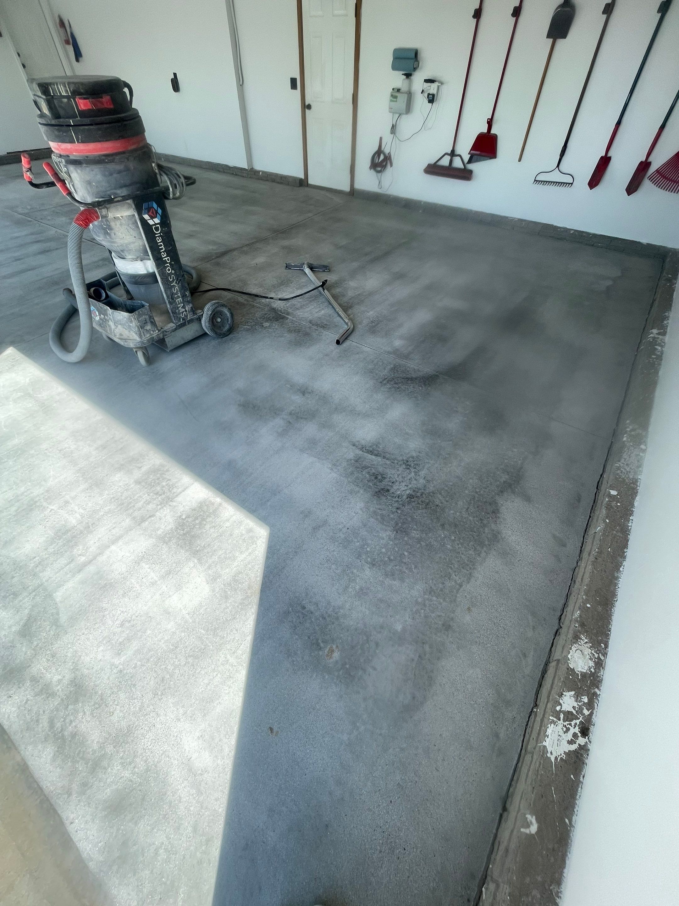 Tidal Wave Flake Garage Floor Installation in Sioux Falls by Select Painting, Coatings & Garage Cabinets