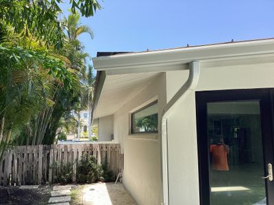 White Seamless Gutters and Downspouts in Sarasota FL