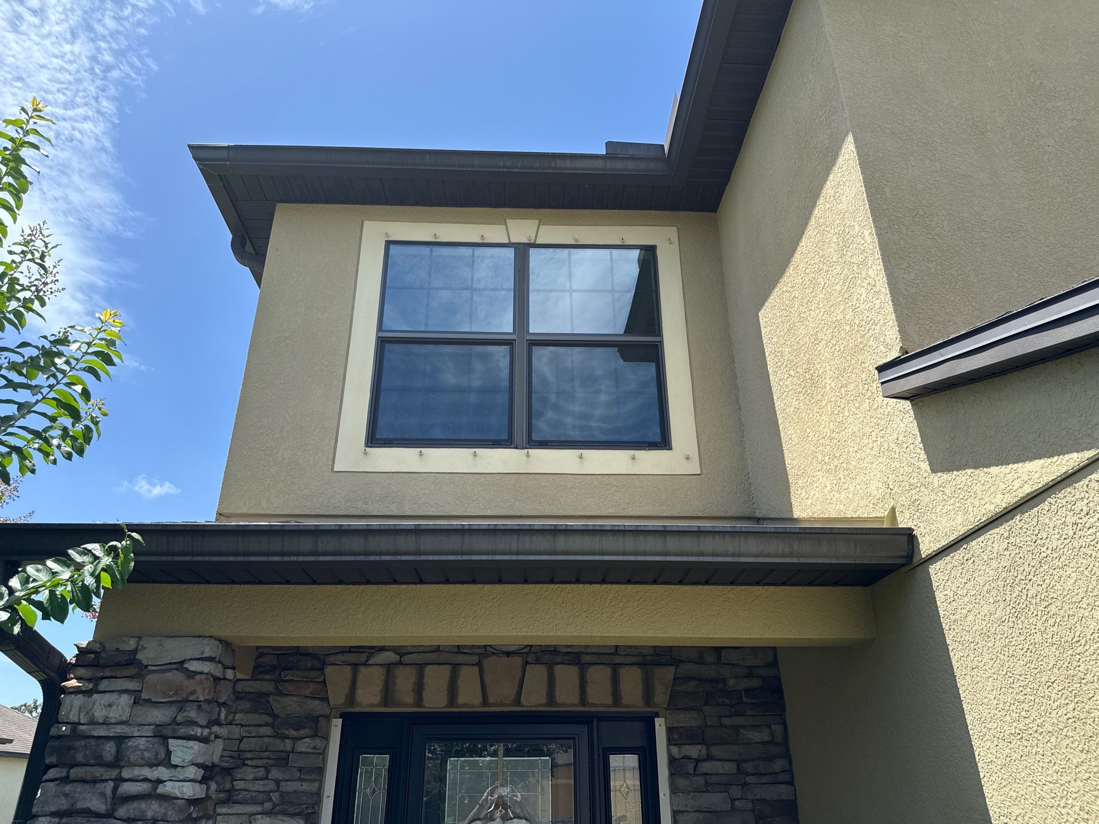 2-Story Stucco House Wash & Tan Vinyl Fence Cleaning | Sheffield Glen Palmetto, FL by Sunshine AquaWash