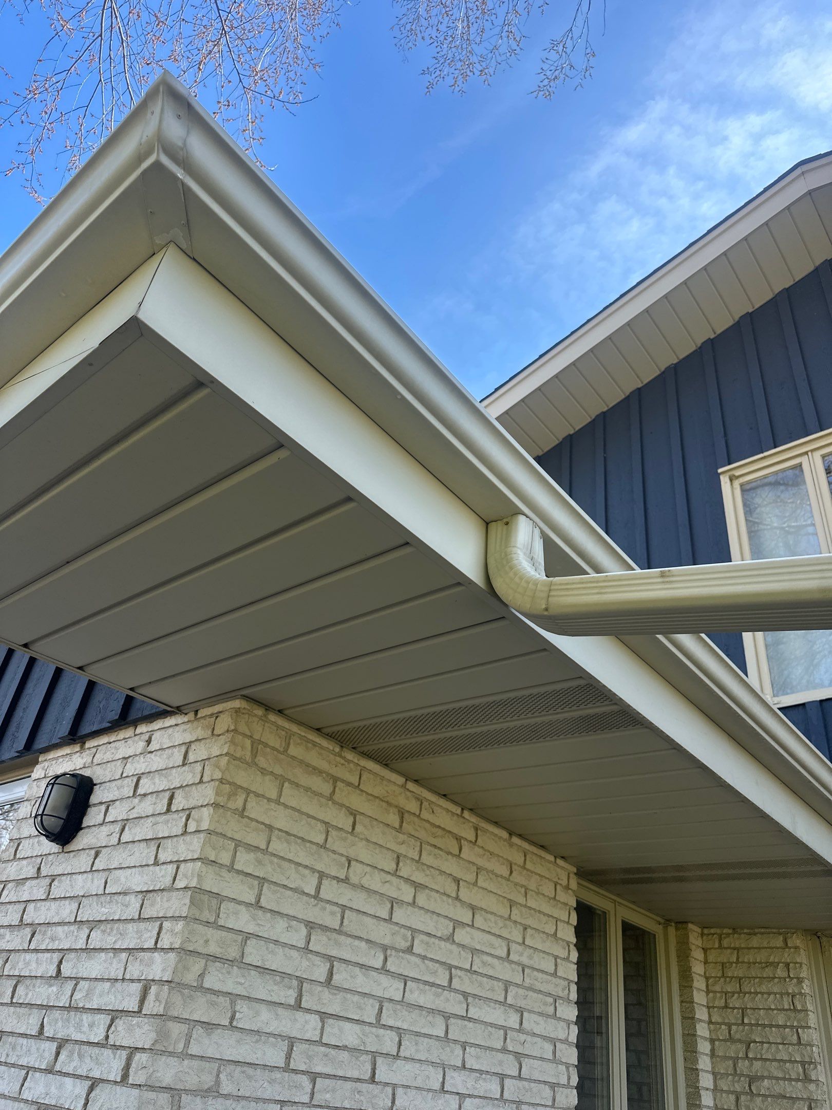 Highland Park, IL House Wash by Simmons Power & Soft Washing