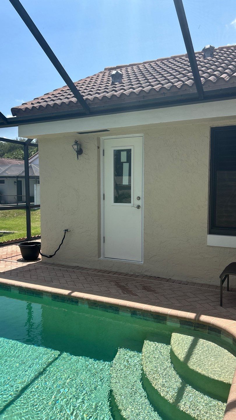 Beautiful home in Plantation:Front door and windows by ASP SuperHome