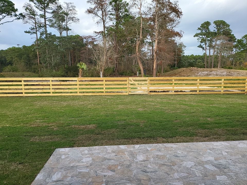 You can never go wrong with Horizontal by Hip Square Fence Inc.