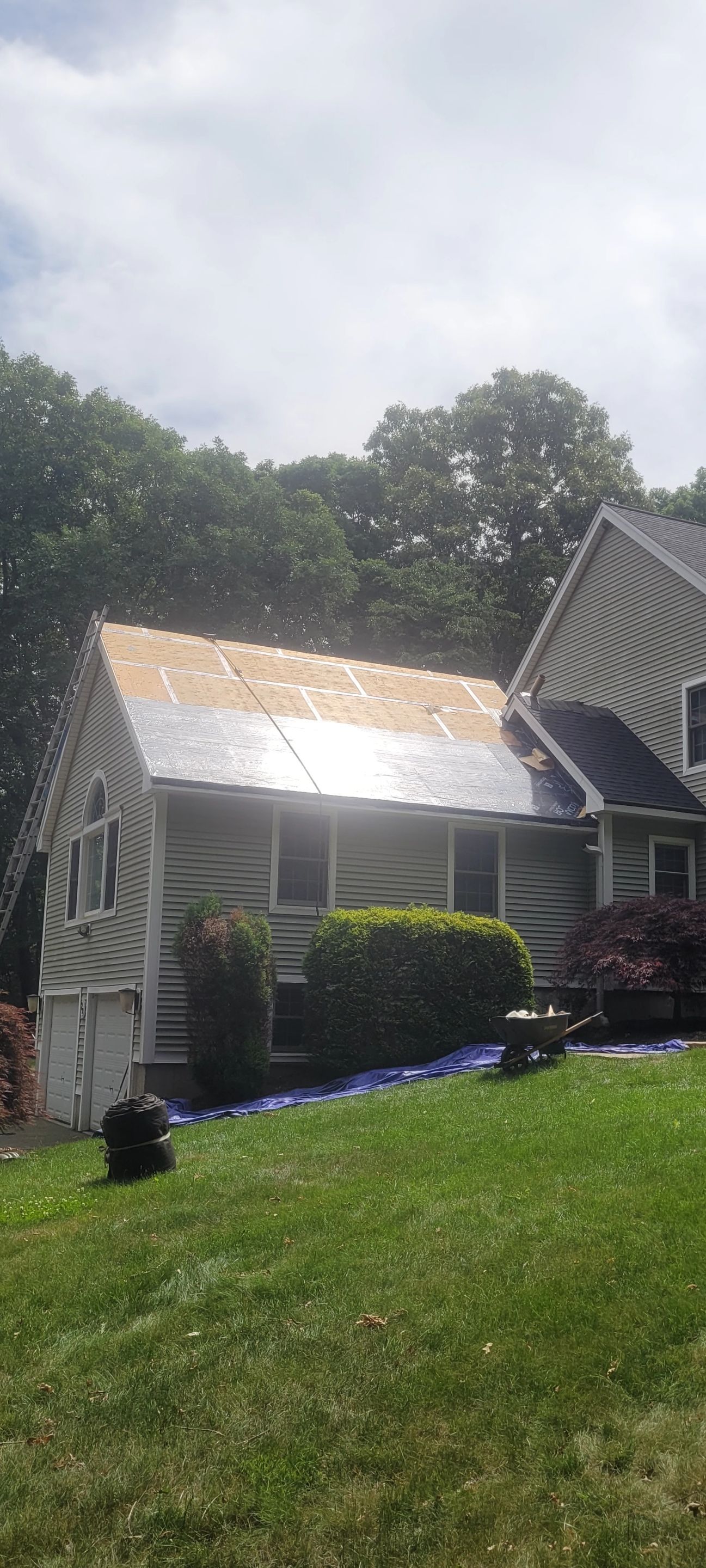 Homeowners in East Hampton, CT get a new roof by DiGiorgi by DiGiorgi Roofing and Siding Inc