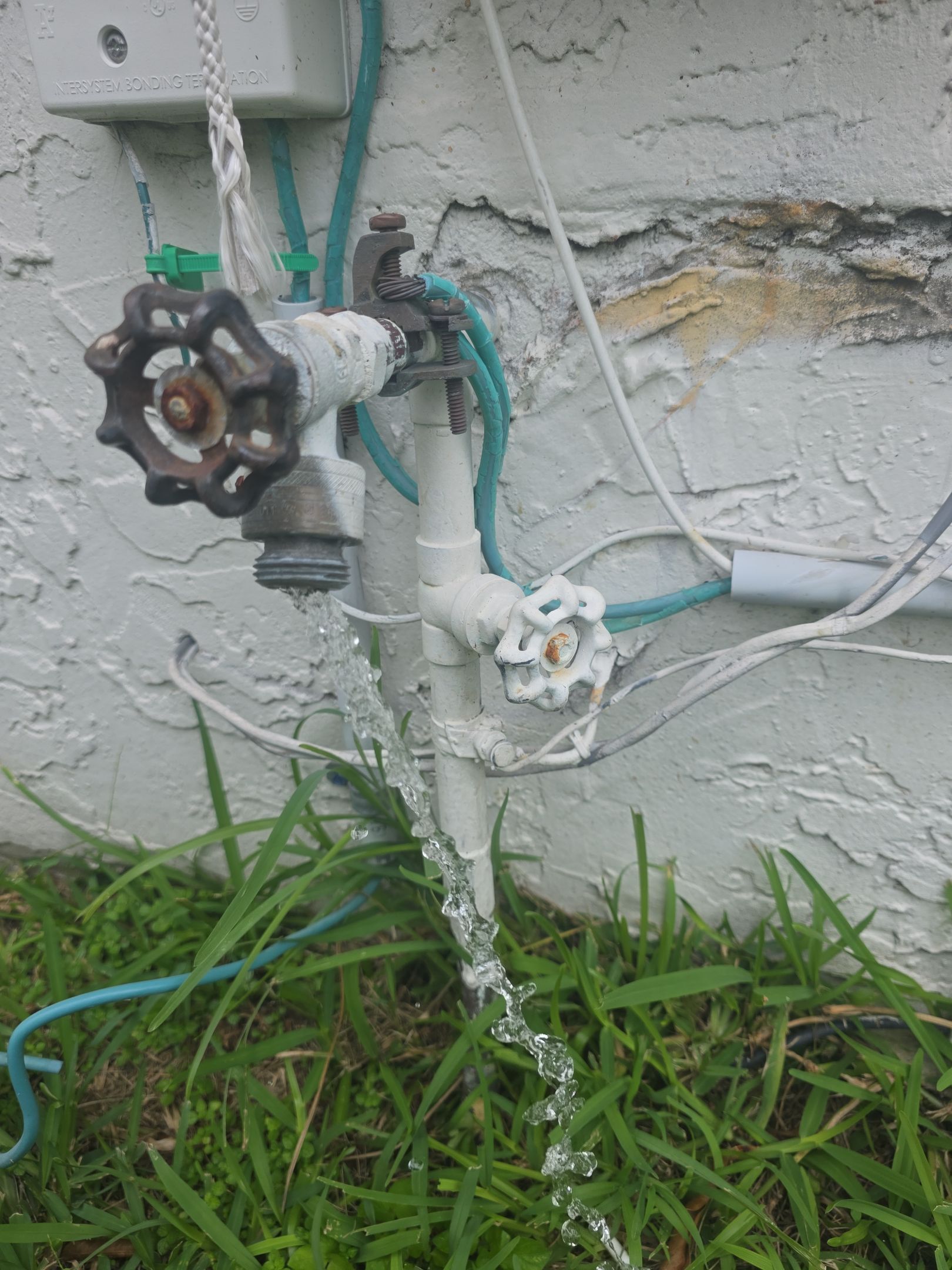 We  conducted an Inspection of this residential property to verify the condition and performance of the property. by Picos Construction Engineering