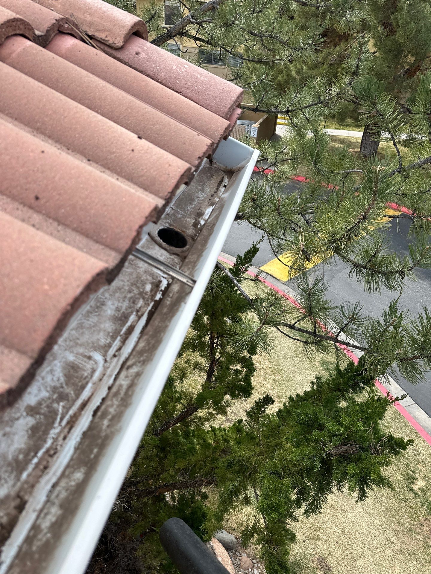 Commercial gutter cleaning Sparks, NV after photo with clean gutters