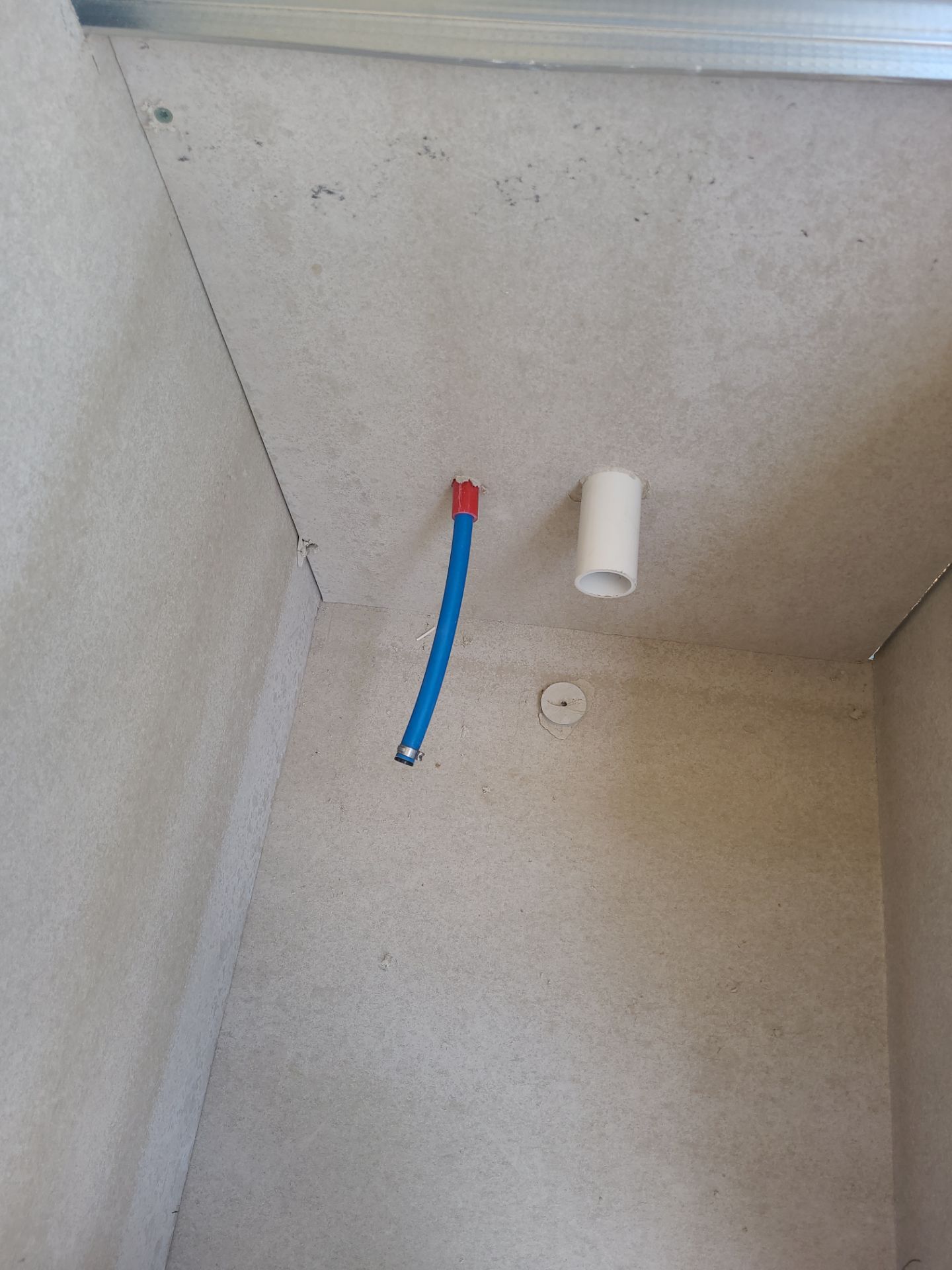 Pool, Patio Cover and Summer Kitchen in Creekside by SophAlx LLC