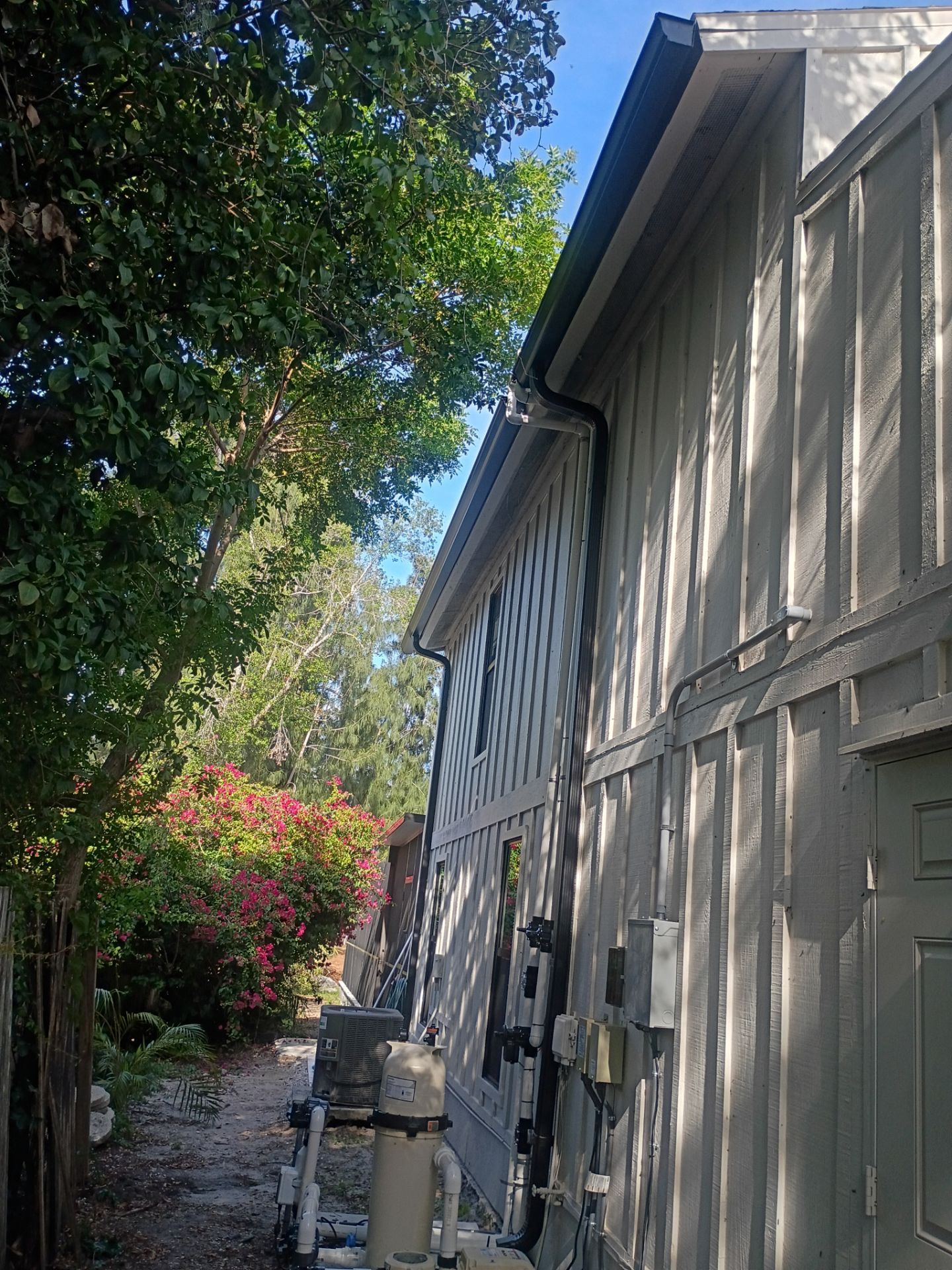 6 Inch Seamless Gutters using black seamless gutters in Sarasota FL by Gutter Professors