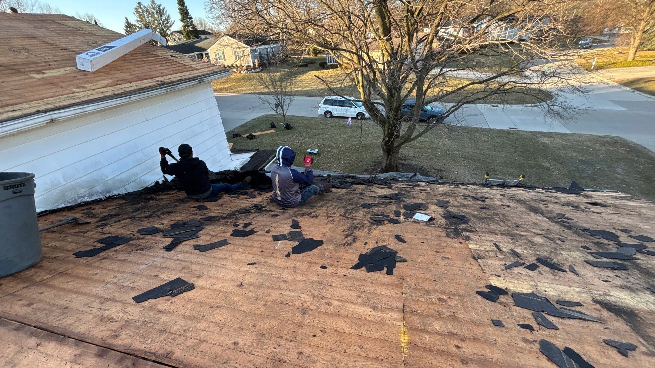 Siding Replacement using Alside Charcoal Smoke and Roof Replacement using Owens Corning Peppercorn by 180 Contractors