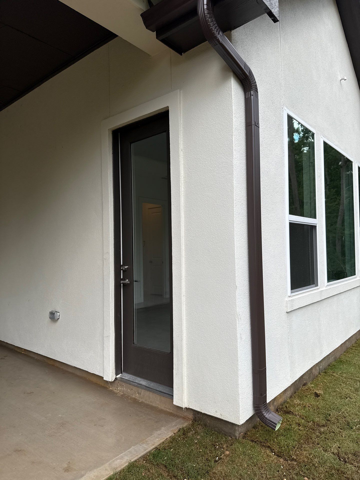Magnolia Craftsmanship: Stucco and Foam Accents with Stone Integration by Apex Conventional Stucco Llc