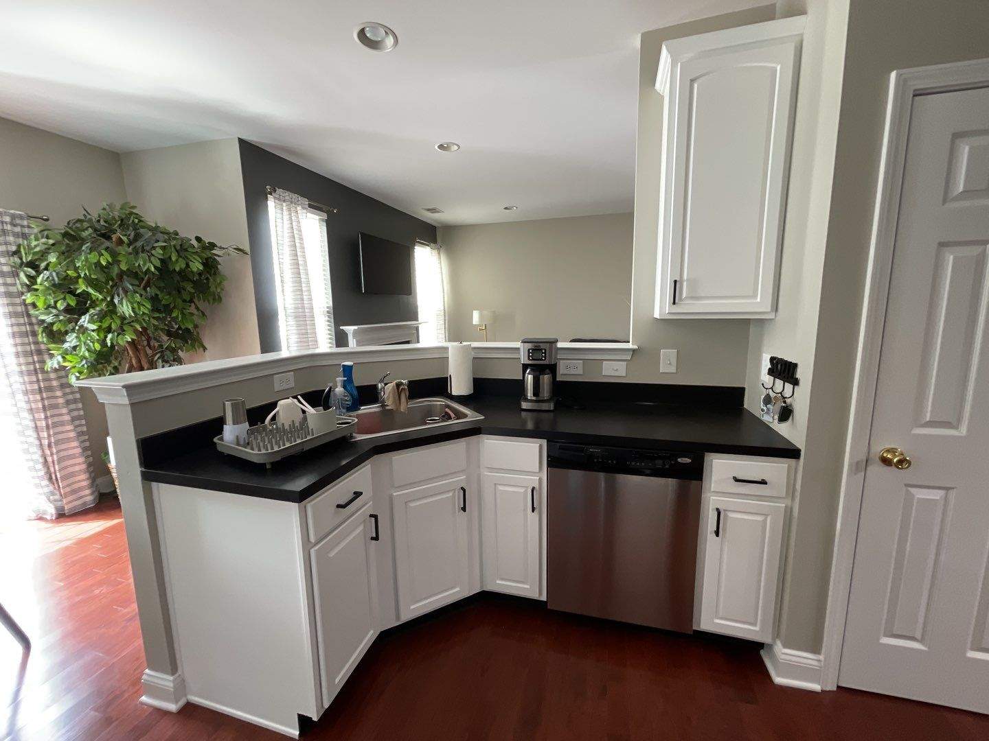 Kitchen Cabinet Painting by GLSpainters