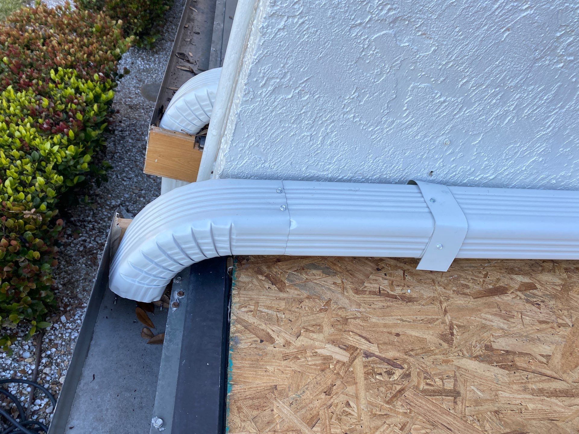 Gutter cleaning all buildings are the same for 6 units in Fort Myers FL by Gutter Professors