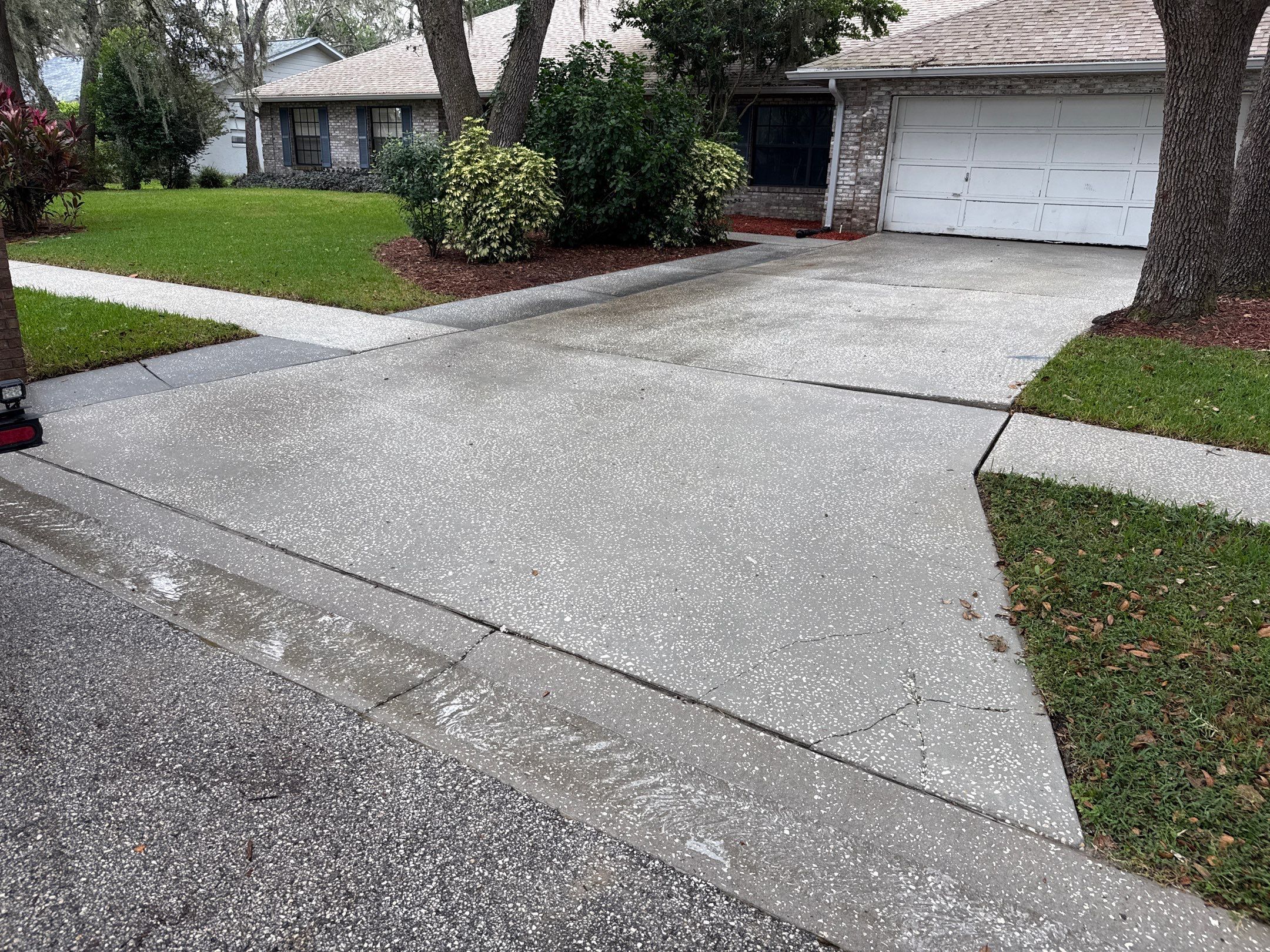Concrete Driveway & Sidewalk Cleaning in Valrico, FL by Sunshine AquaWash