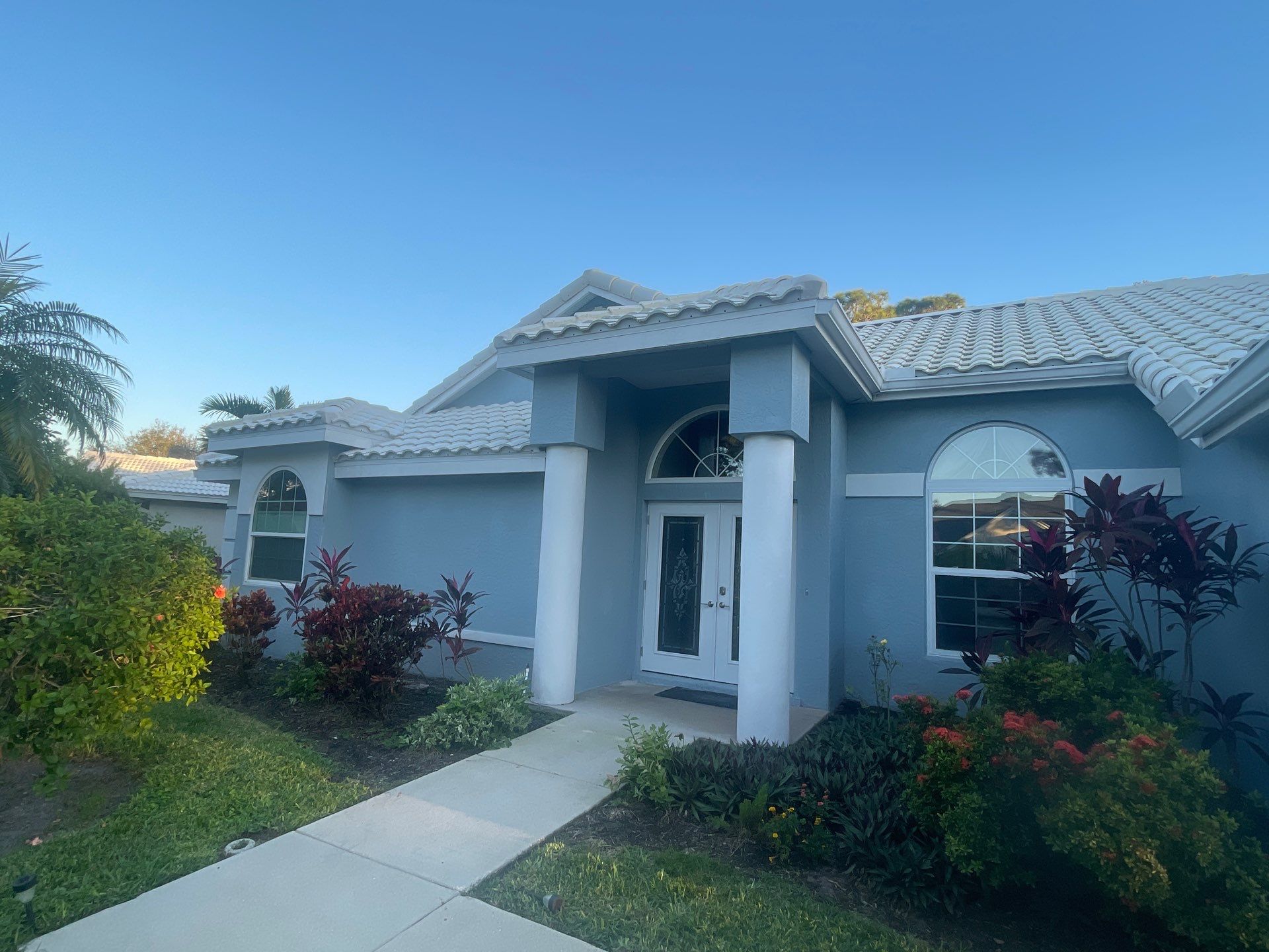 6-inch Seamless Gutters for Beach Cottages in Palmer Ranch FL by Gutter Professors