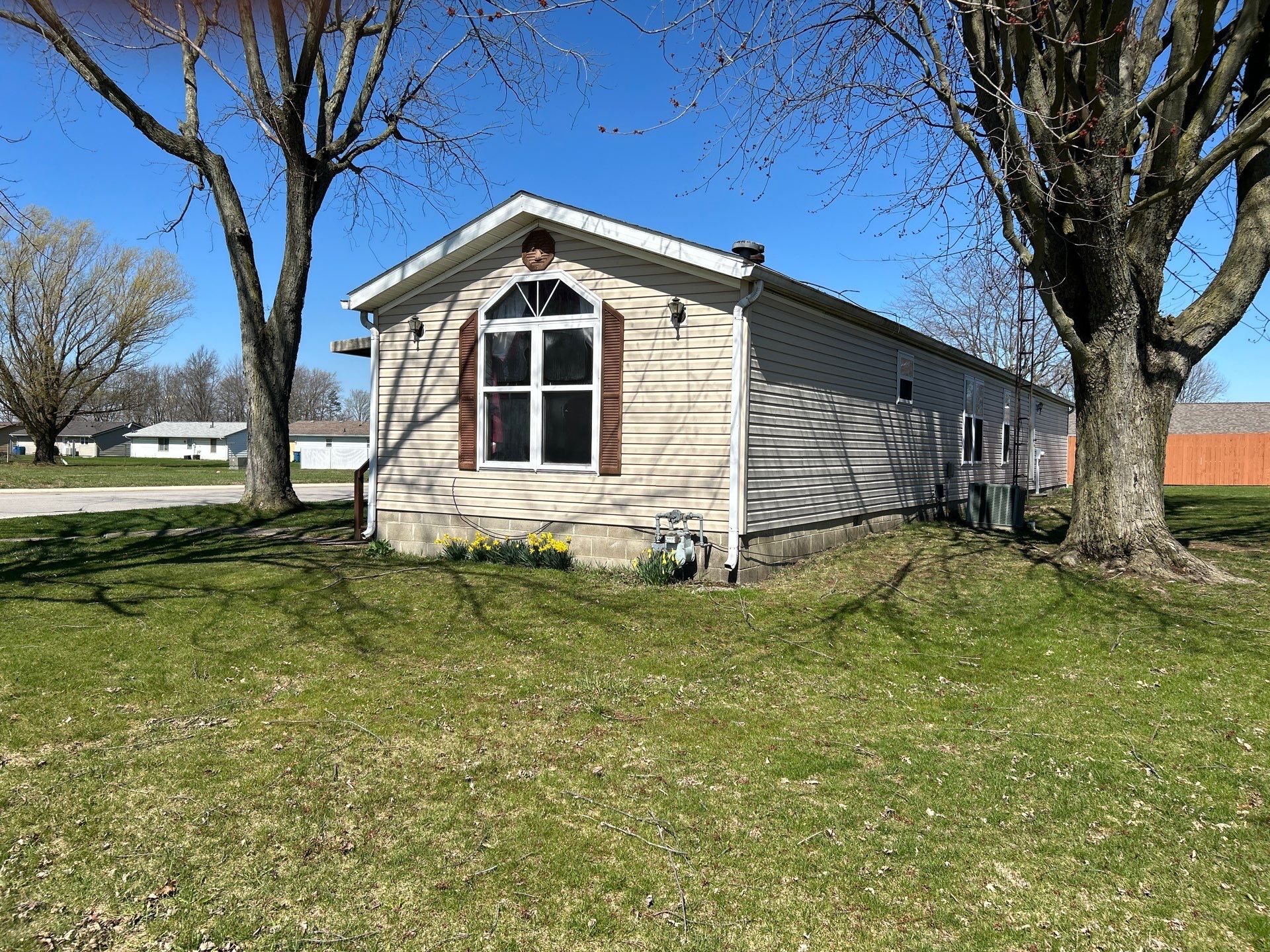 Roof and Siding Replacement using Norandex Cedar Knoll Graphite Siding and Owens Corning Durations in Onyx Black by WIW Enterprises Inc