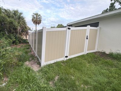 Vinyl Privacy Fence 2 Tone Installed in Port Charlotte