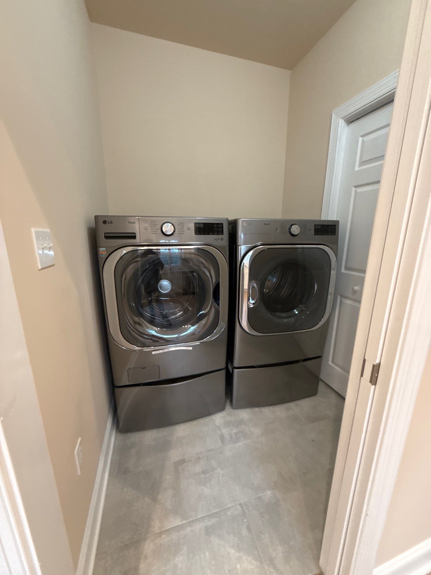 Home addition  with a bedroom ,kitchen , family room  by Jesus Master Handyman LLC 
