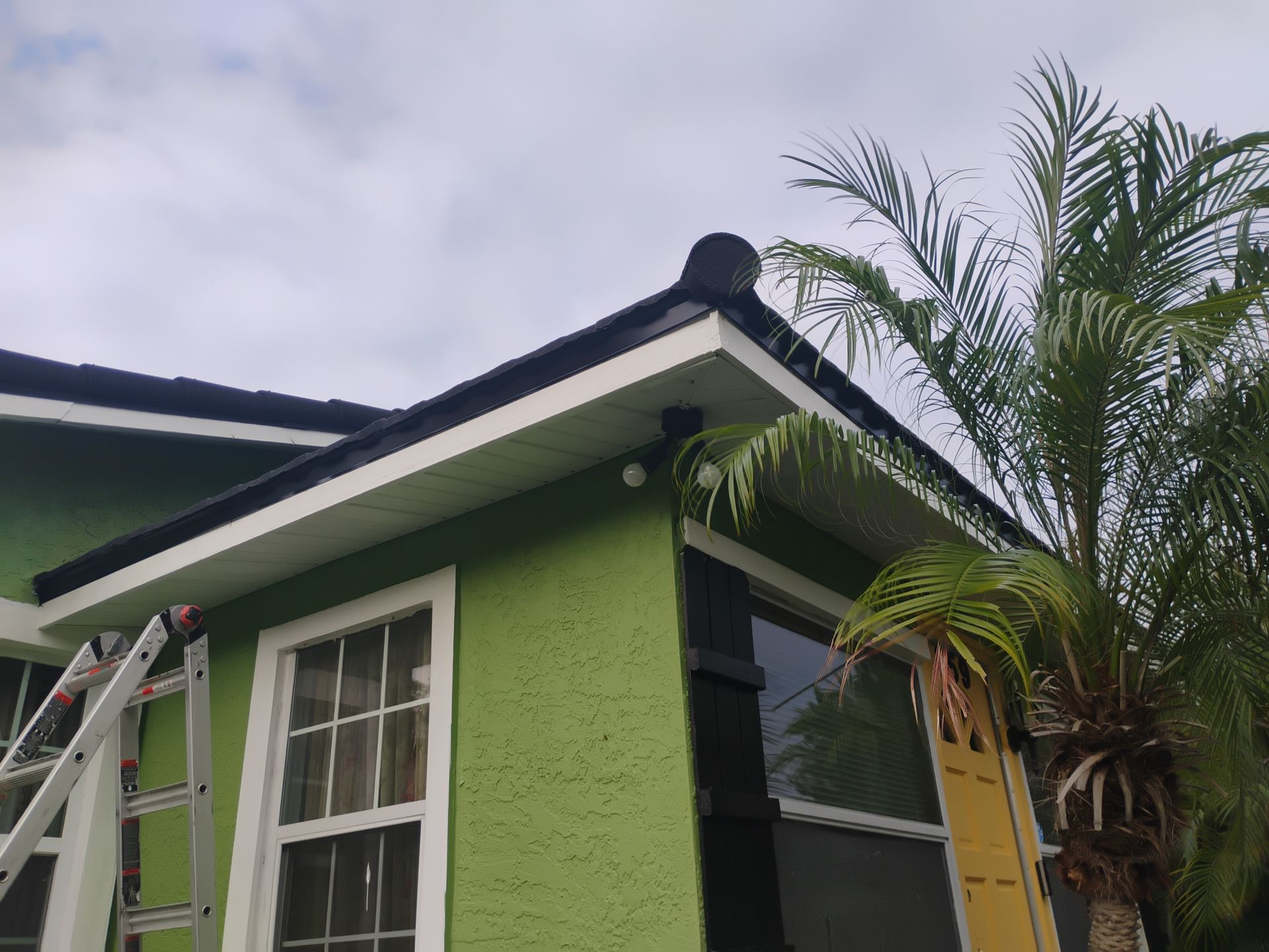White Aluminum Soffit and Fascia in St.Petersburg FL by Gutter Professors