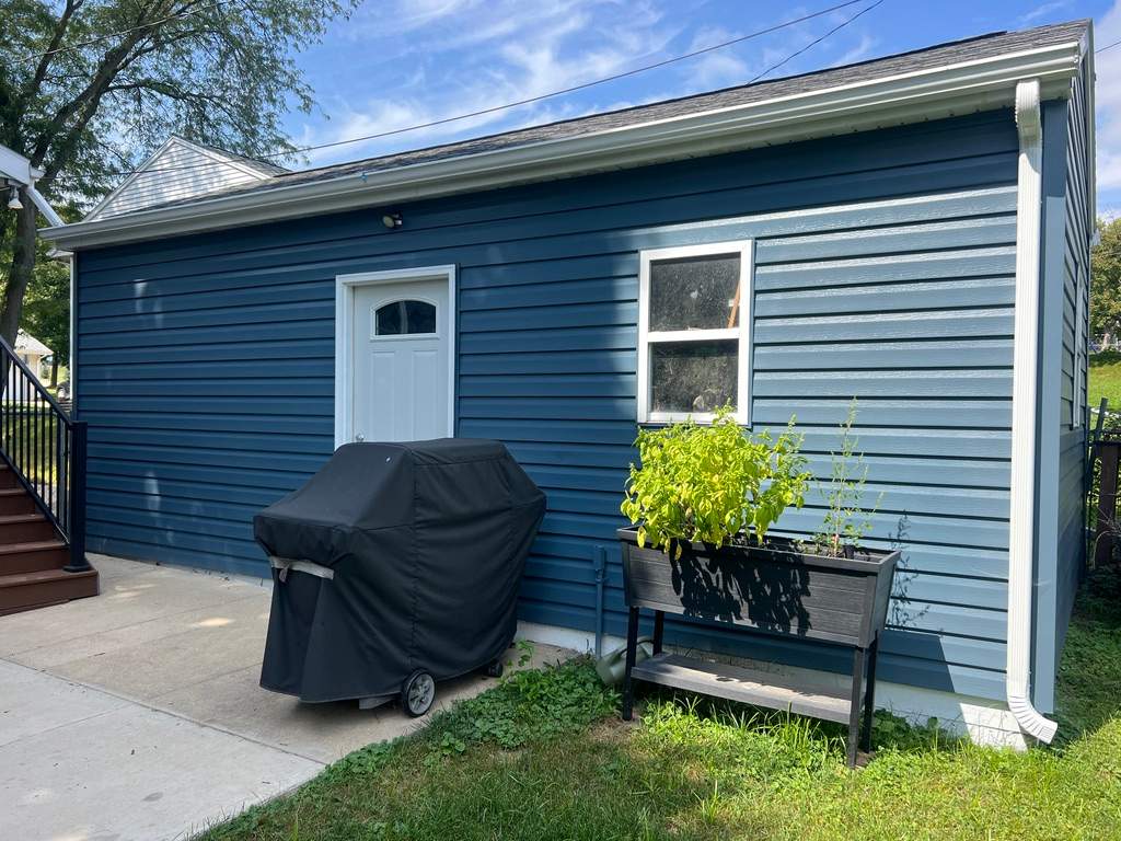 Fading & Oxidized siding turned new again! by Grandview Painting