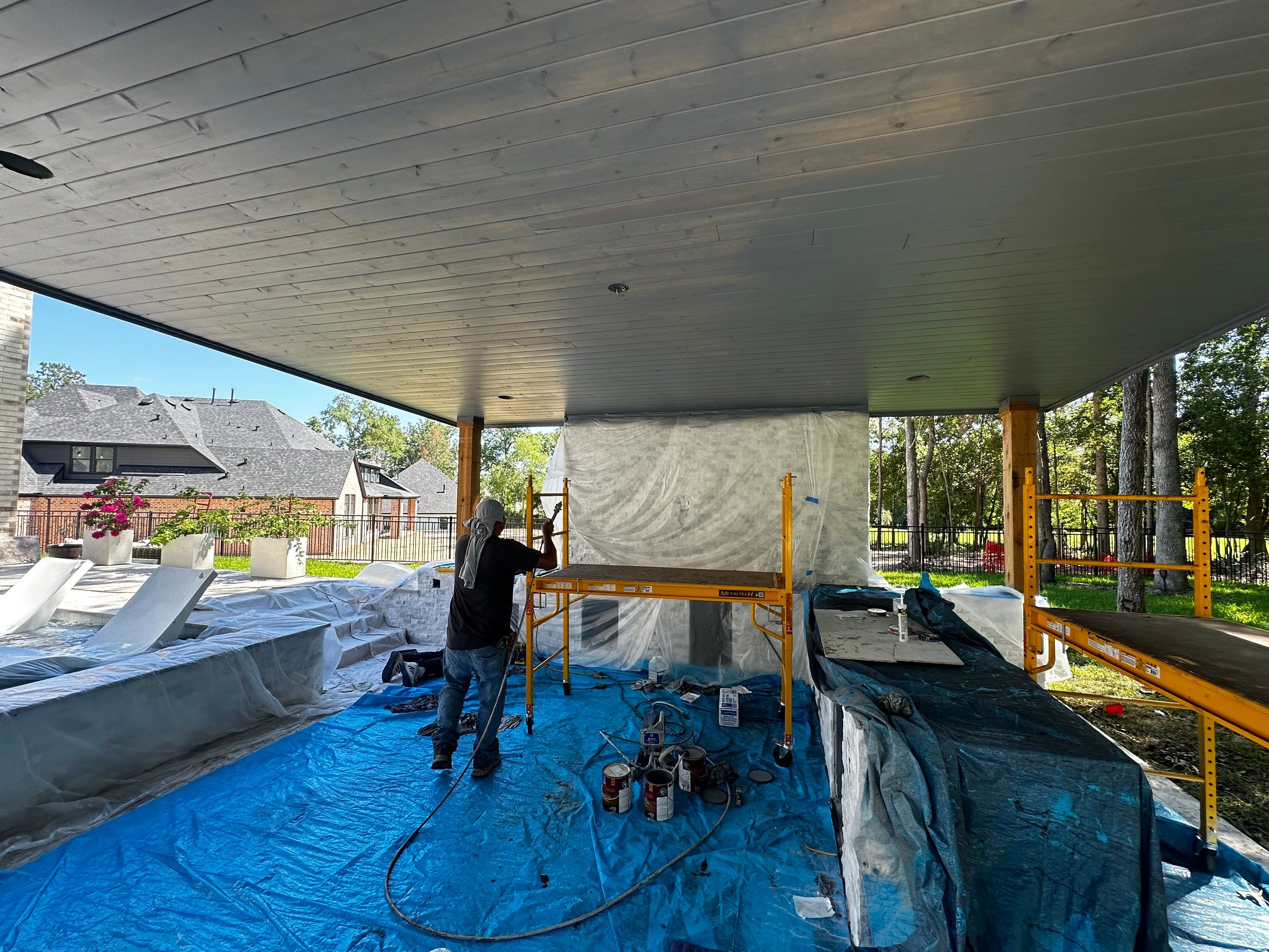 Modern Patio Cover and Kitchen in Montgomery by SophAlx LLC