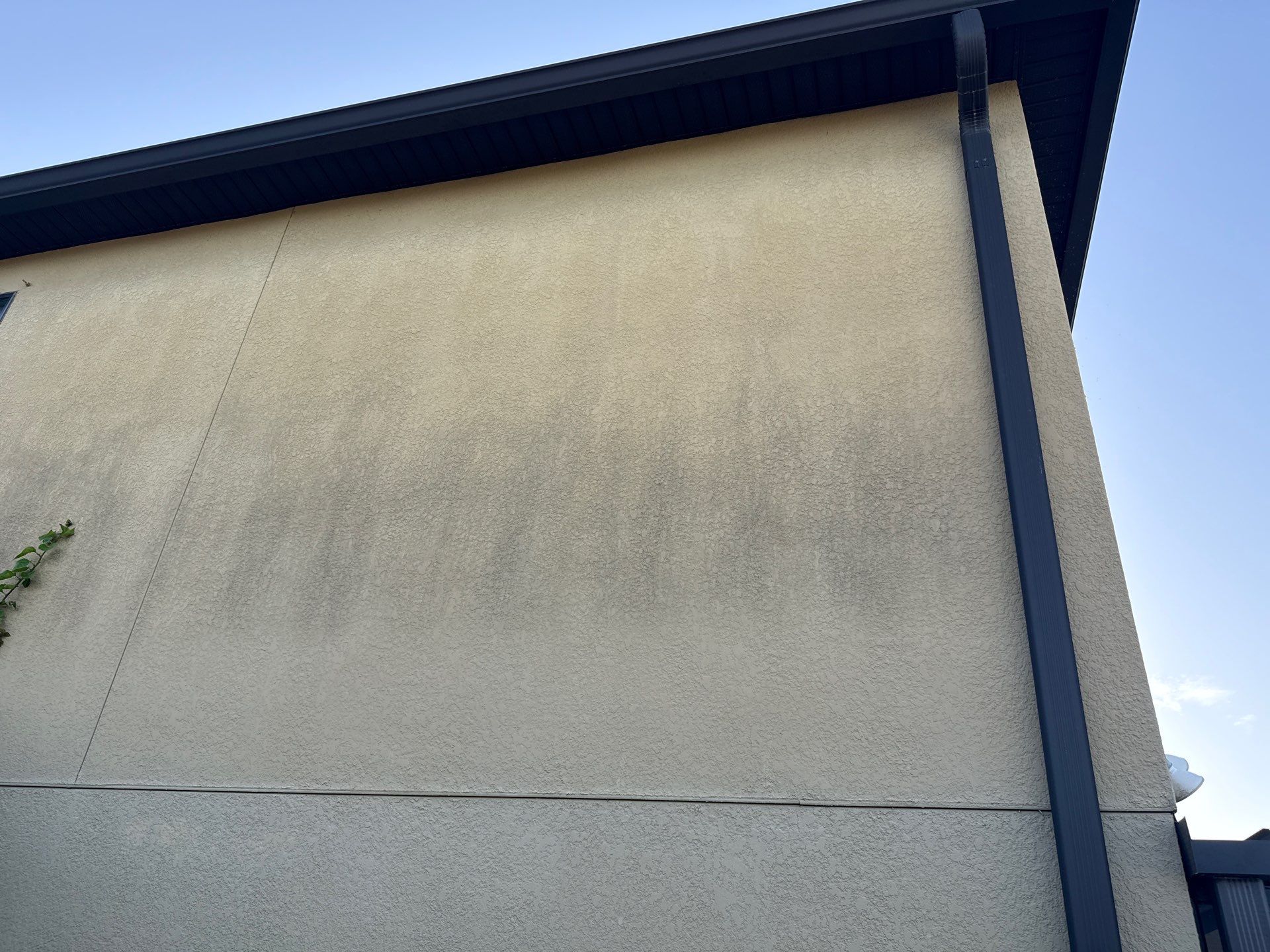 2-Story Stucco House Wash & Tan Vinyl Fence Cleaning | Sheffield Glen Palmetto, FL by Sunshine AquaWash