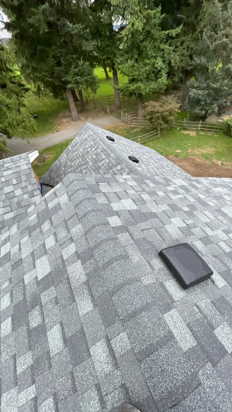 Residential Roofing Installation using OC Oakridge shingles and Duraclad Accent roof by Top Notch Roofing Inc